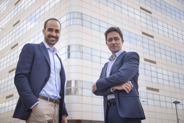 Foto de Enric Blanco (izqda) Director Comercial de Robotics y David
