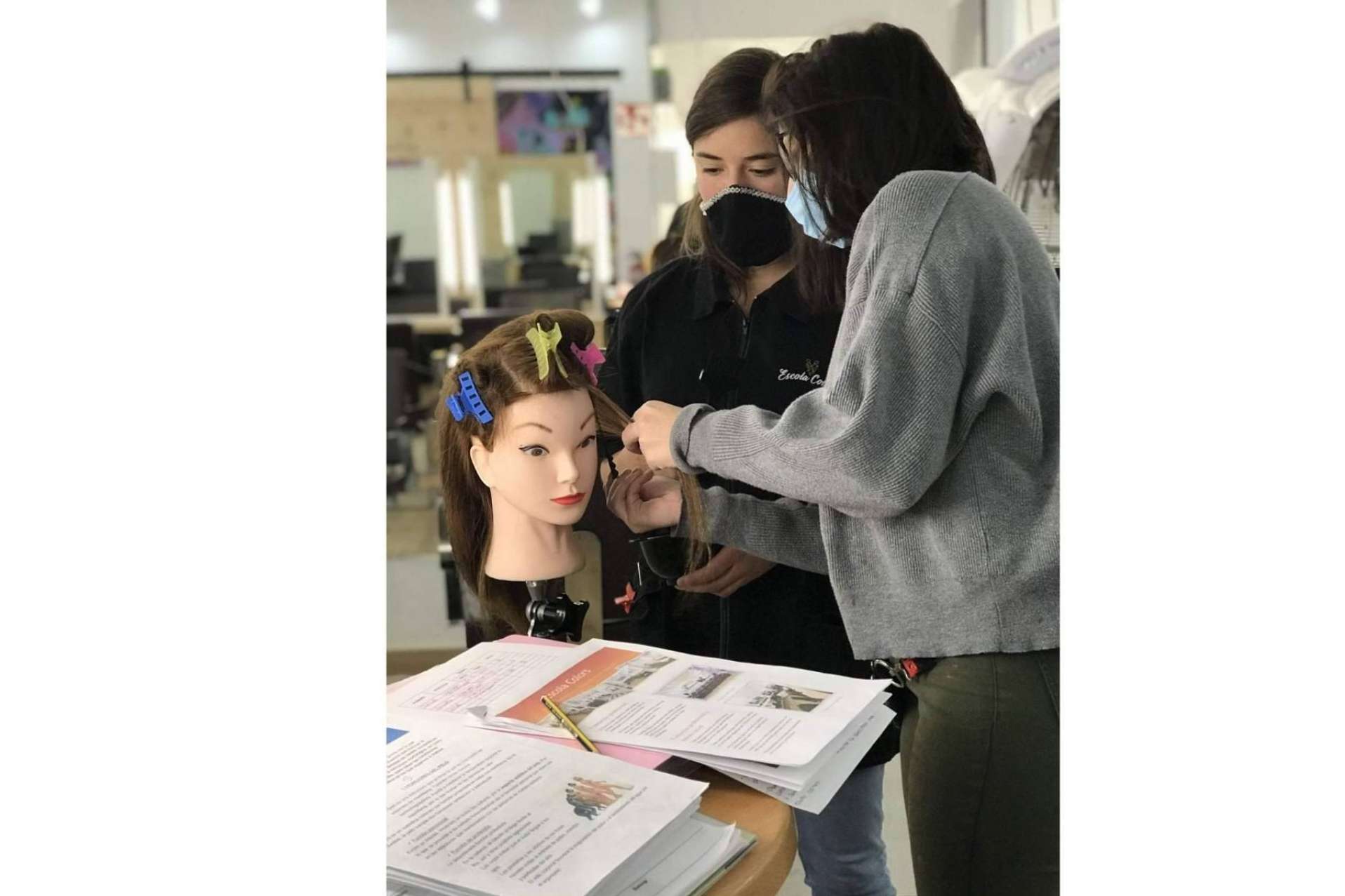 Academia Colors ofrece algunos de los mejores cursos FP de peluquería en Barcelona