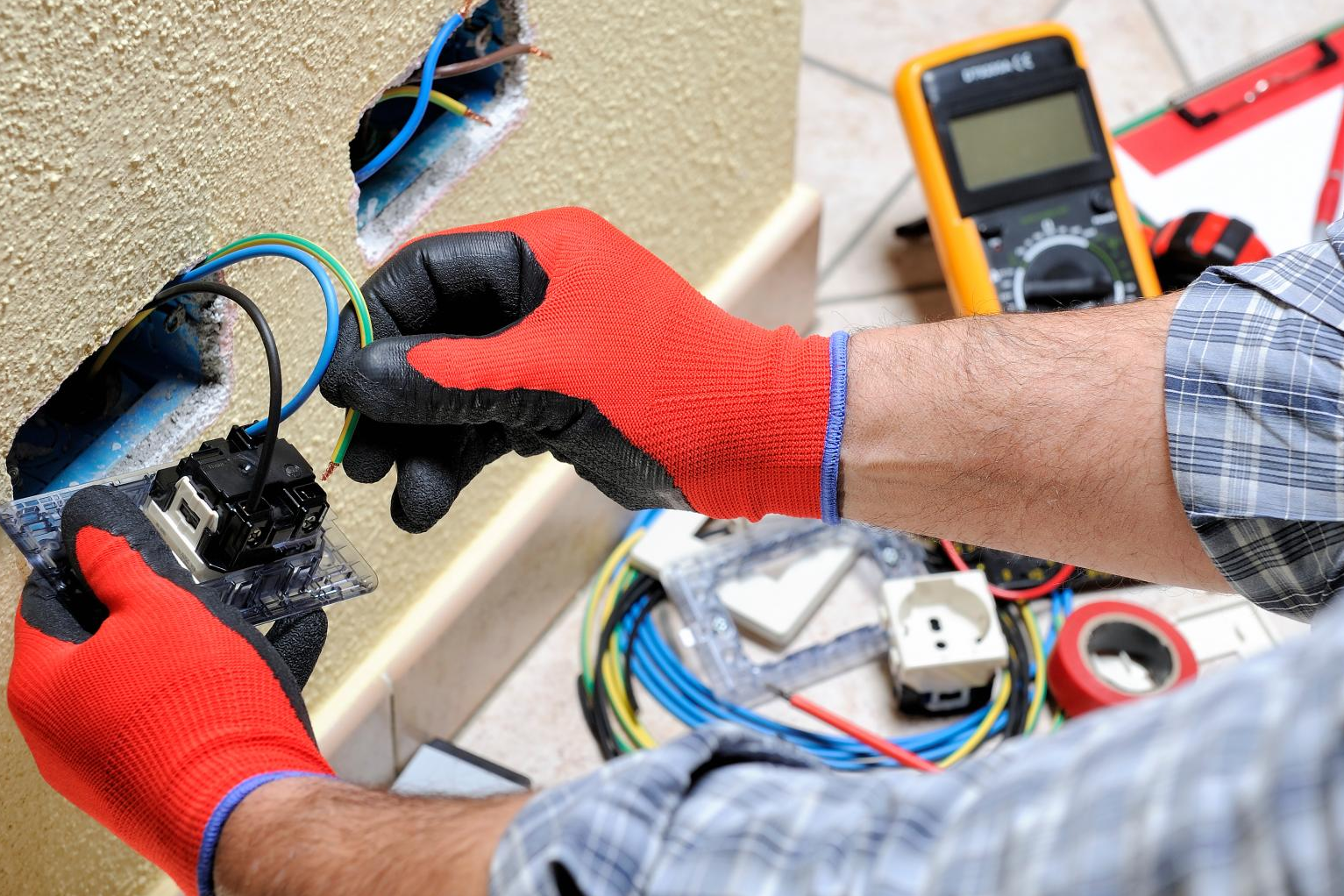 Trabajo Autónomos: encontrar electricistas en Zaragoza ahora es más sencillo