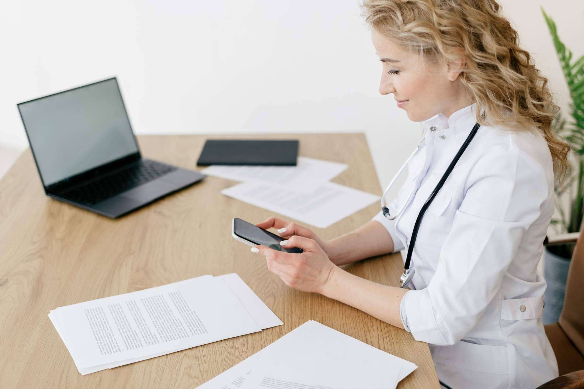 ¿Cuáles son las ventajas e inconvenientes de la psicología online, según Espacio OASIS?