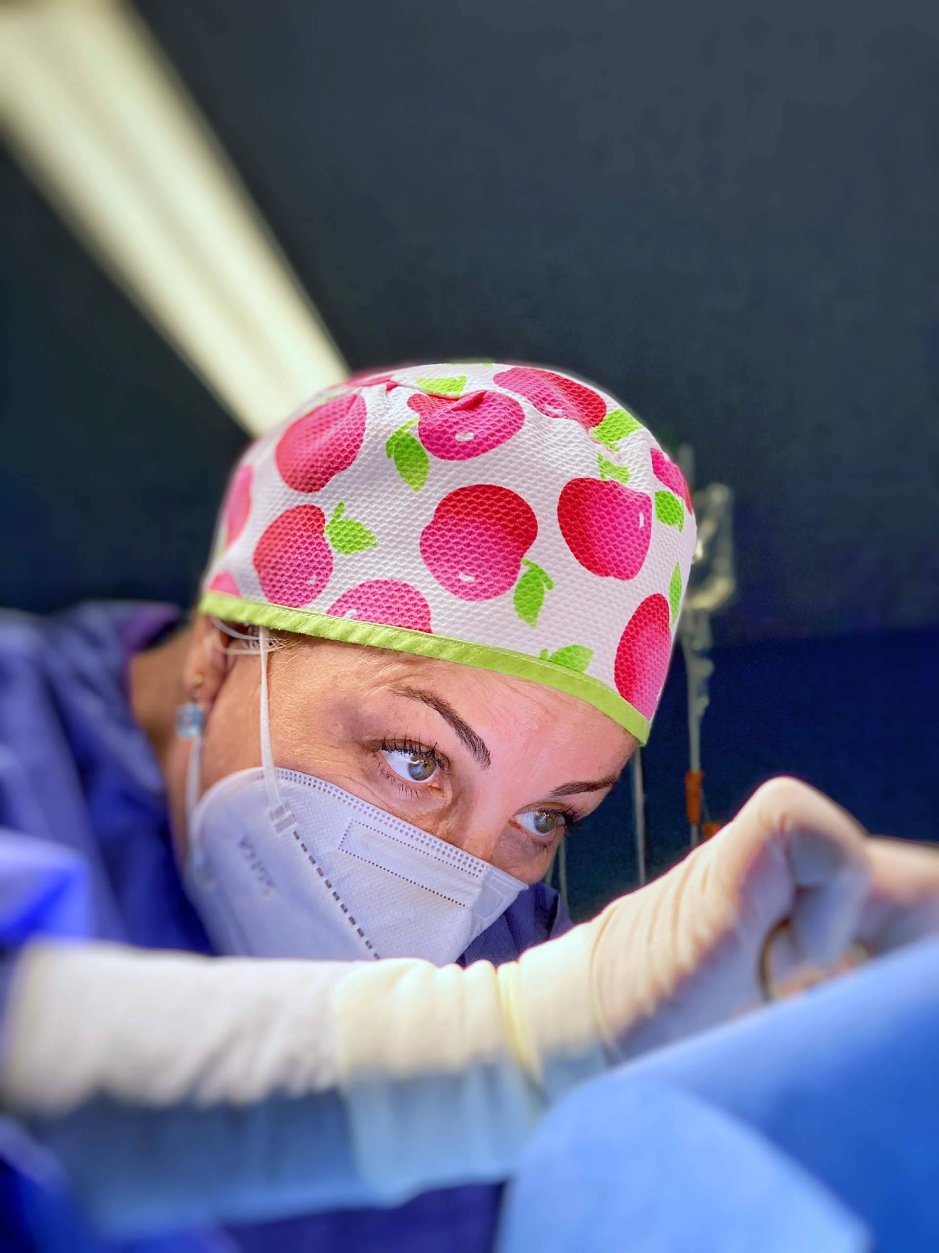 La  doctora Patricia Gutiérrez Ontalvilla realiza la cirugía de la labioplastia, que permite recuperar la calidad de vida a muchas mujeres