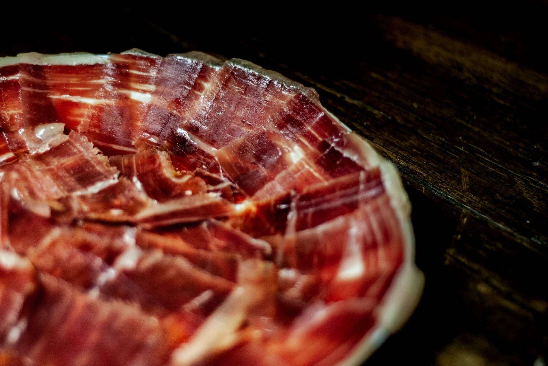 ¿Cuál es el ingrediente protagonista de la gastronomía española?: Jamón ibérico de bellota de Torrencinas