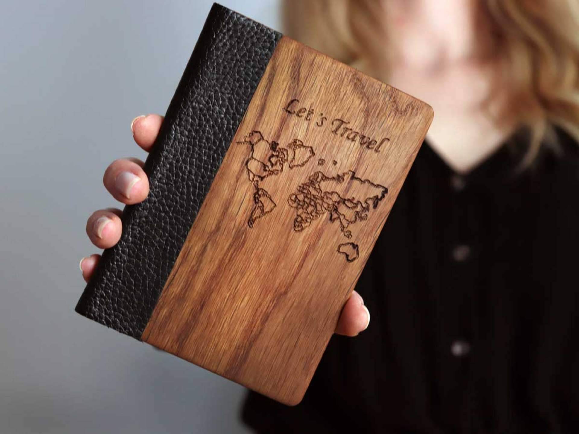Funda de pasaporte de madera, el regalo ideal para viajeros propuesto por la empresa Regalos de Madera