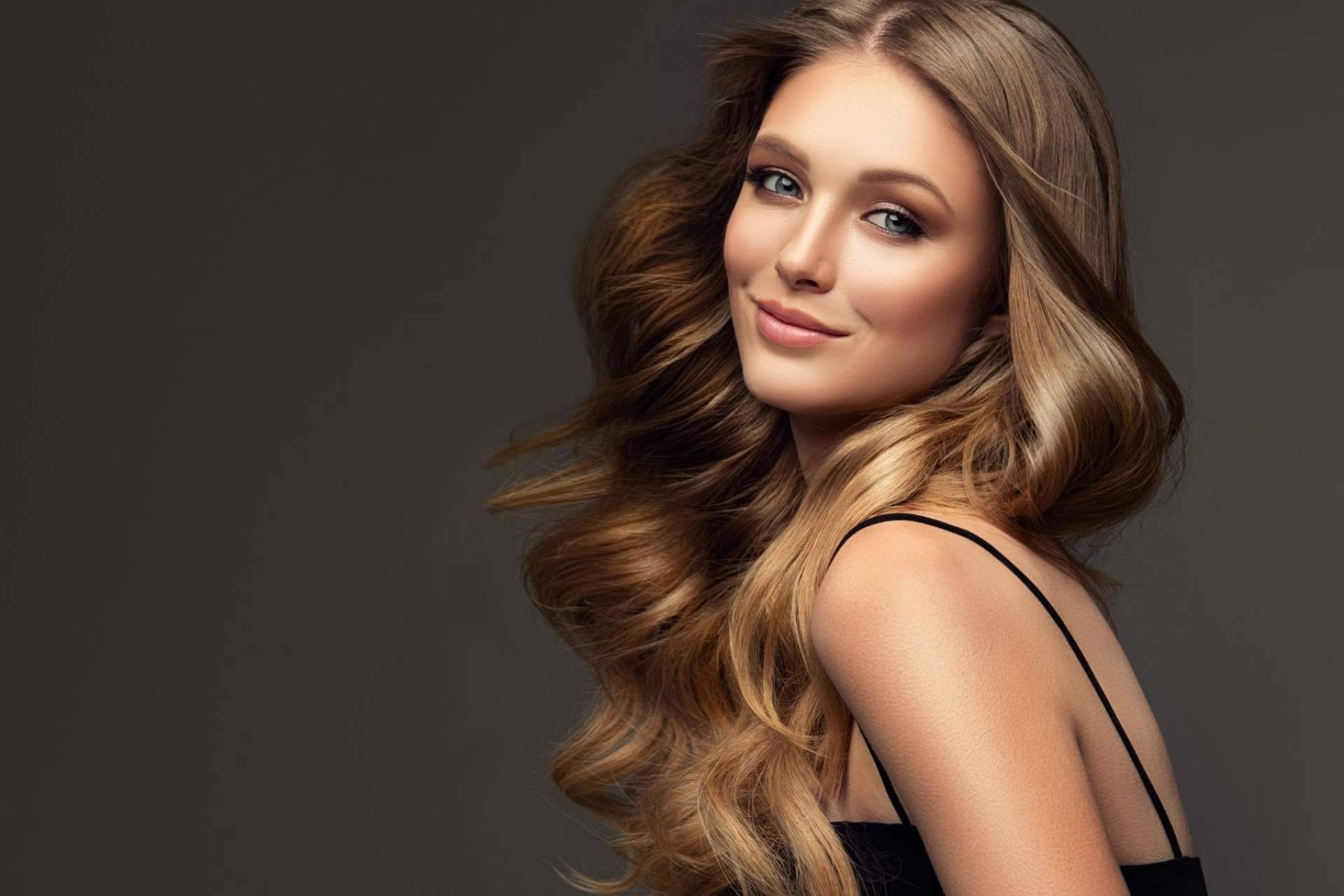 El servicio de peluquería saludable de la compañía CharoConector protege y restaura el cabello