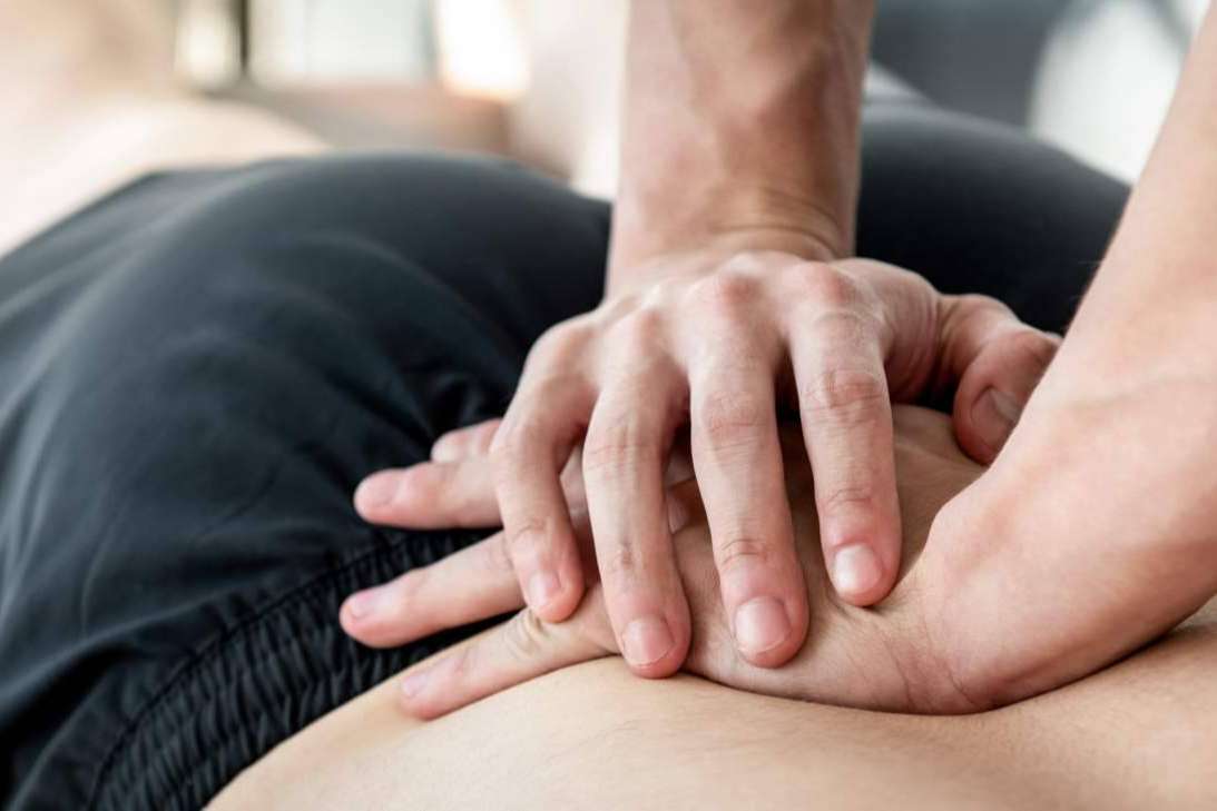 La fisioterapia se establece como una solución eficaz ante el dolor lumbar, por Clínica Viasalud