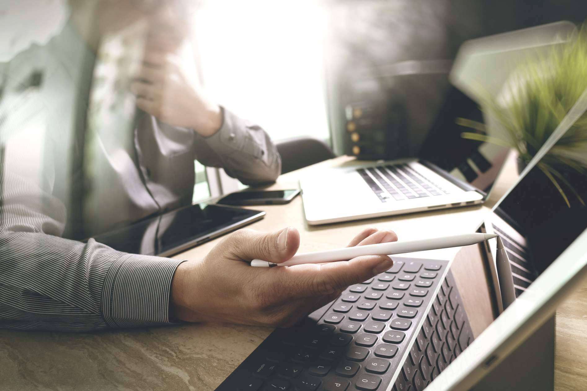 Las ventajas de trabajar desde una laptop y vivir de Internet con Ofertas777