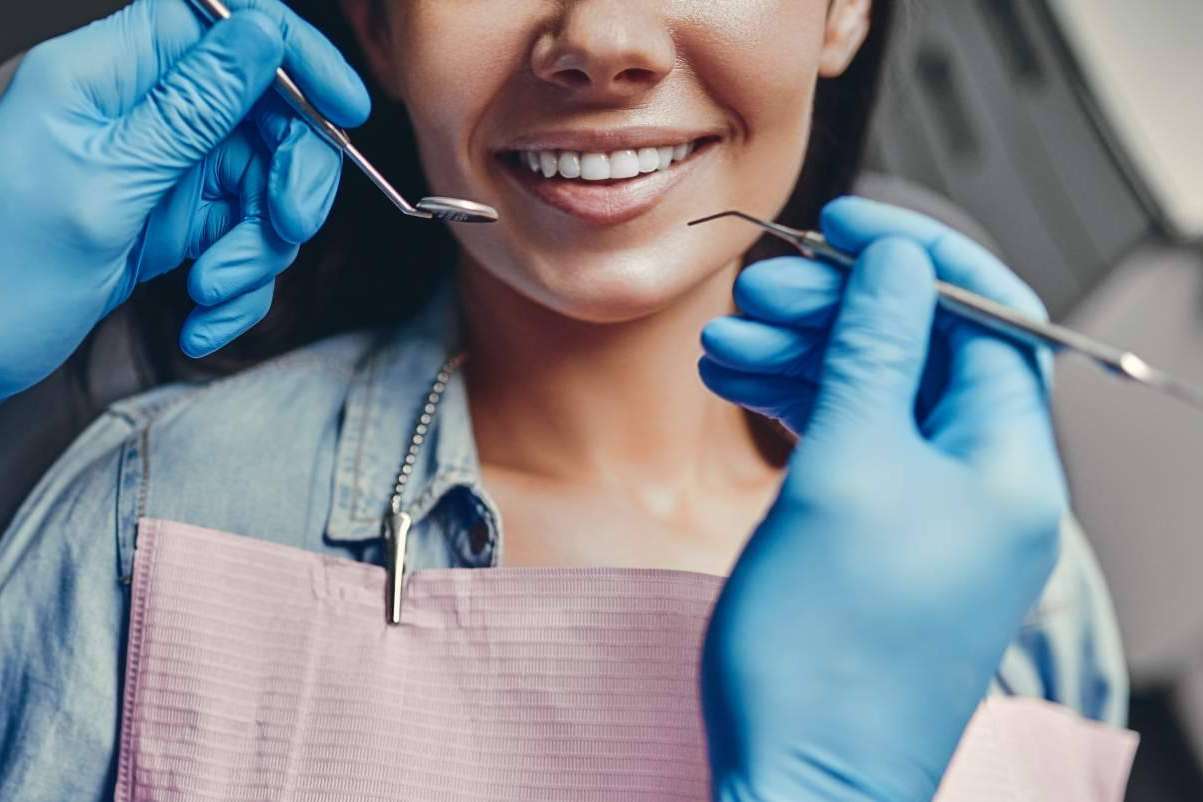 La Clínica Dental Helident explica los mejores cuidados para alargar la vida de los implantes dentales