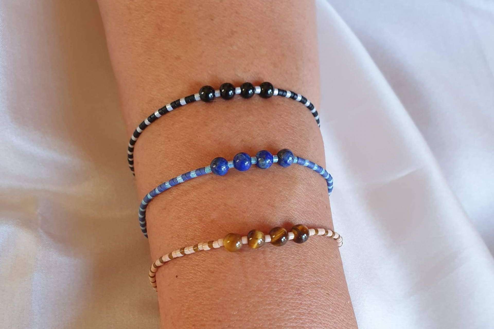 Combinar todos los looks con las pulseras de cristal de colores de Dkary