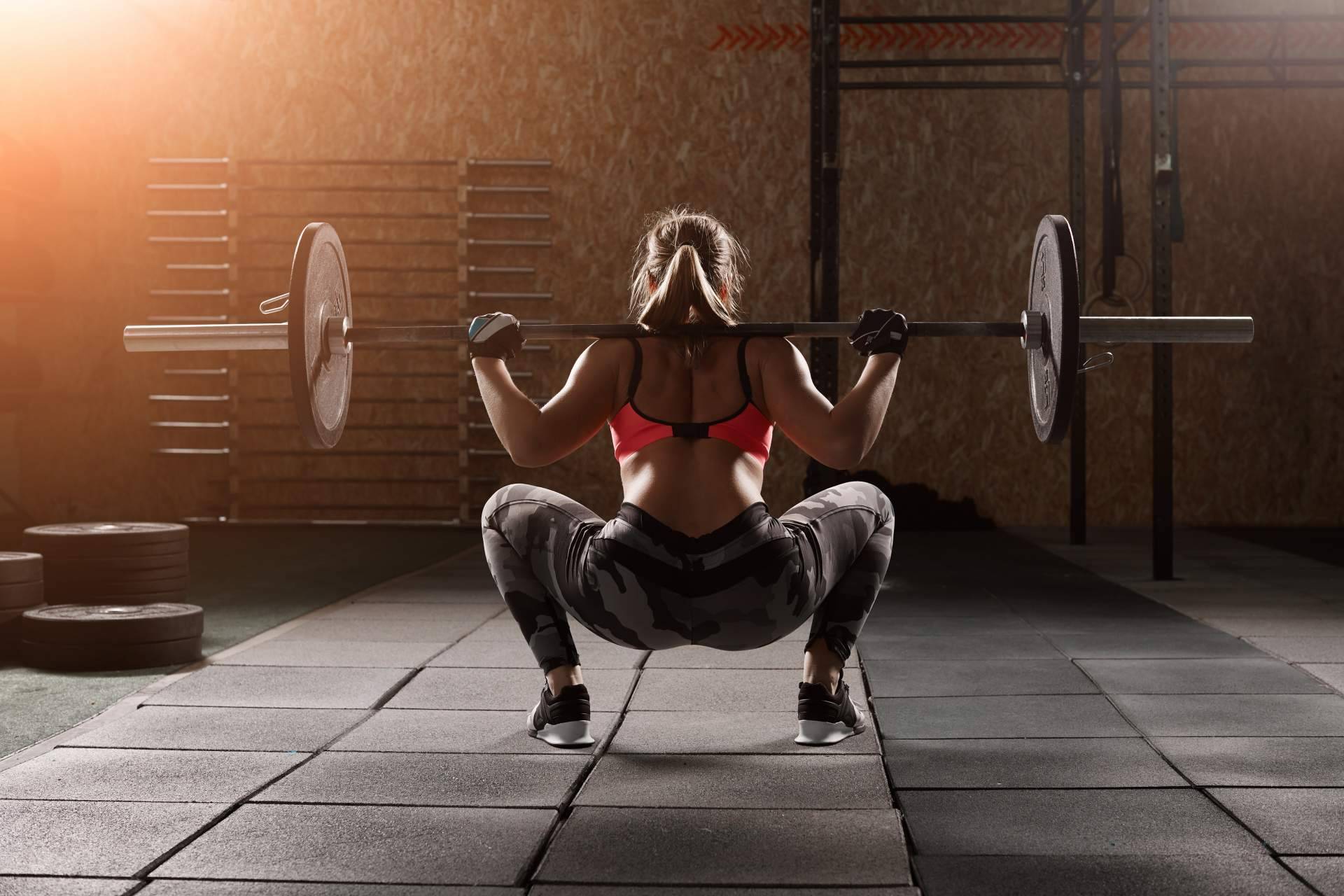 ¿Cuáles son los beneficios del entrenamiento de pesas en la mujer con PmteamWomanFit?