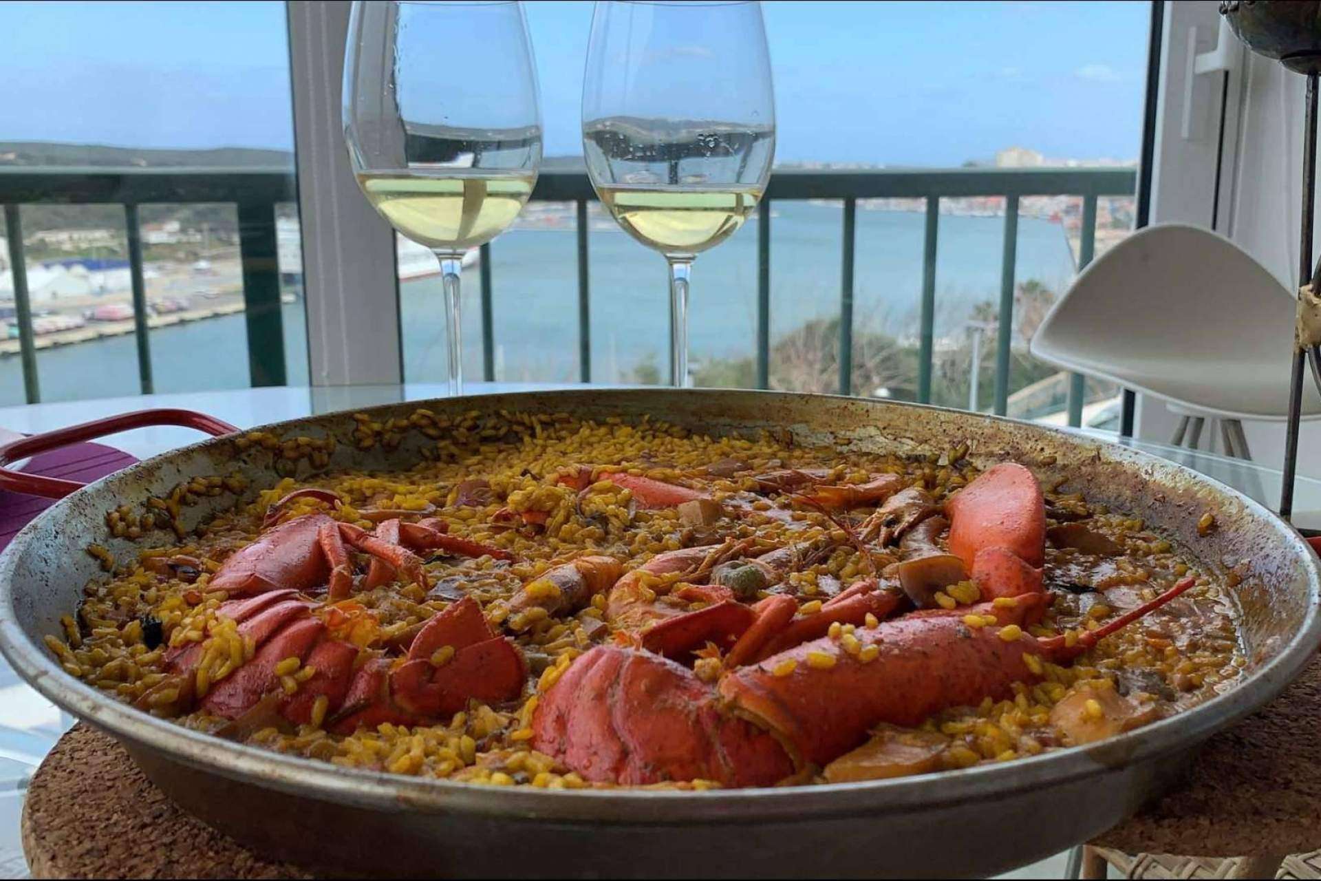 Tomás Cheff destaca por su catering y paellas para grupos en Menorca