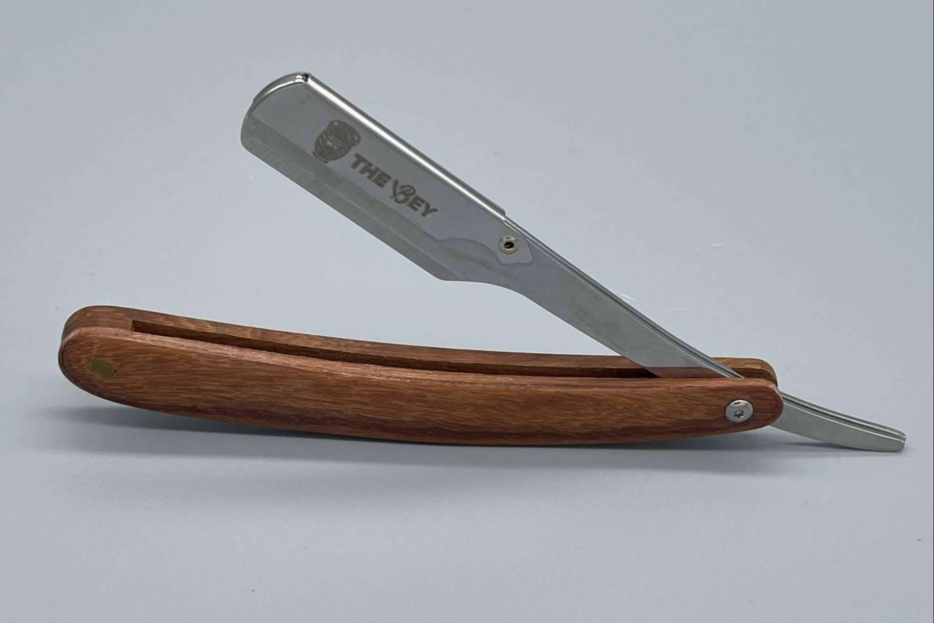 El cuidado de los peinados modernos y la barba: productos fabricados por The Bey