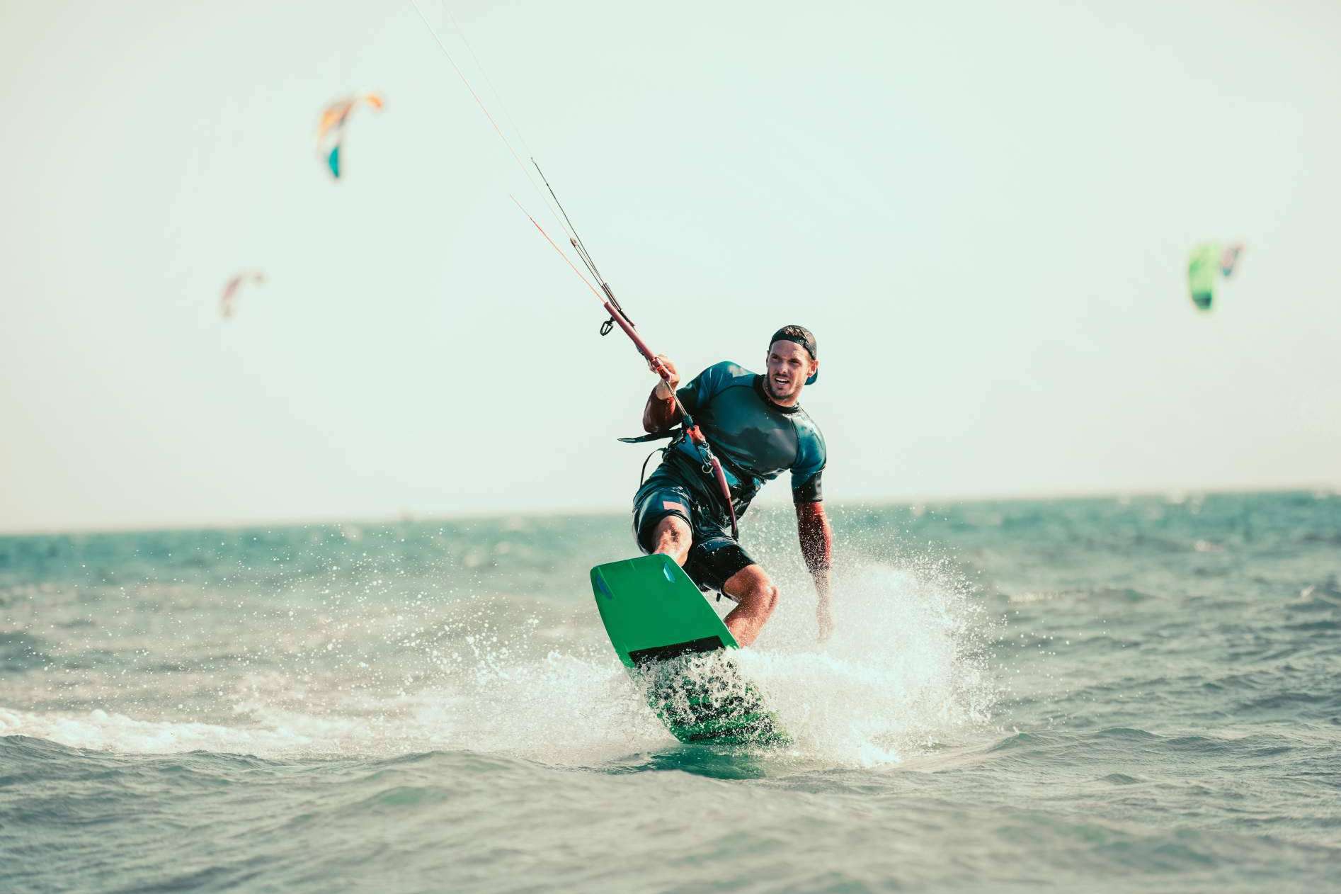 La escuela de kitesurf de Tarifa que imparte cursos durante todo el año