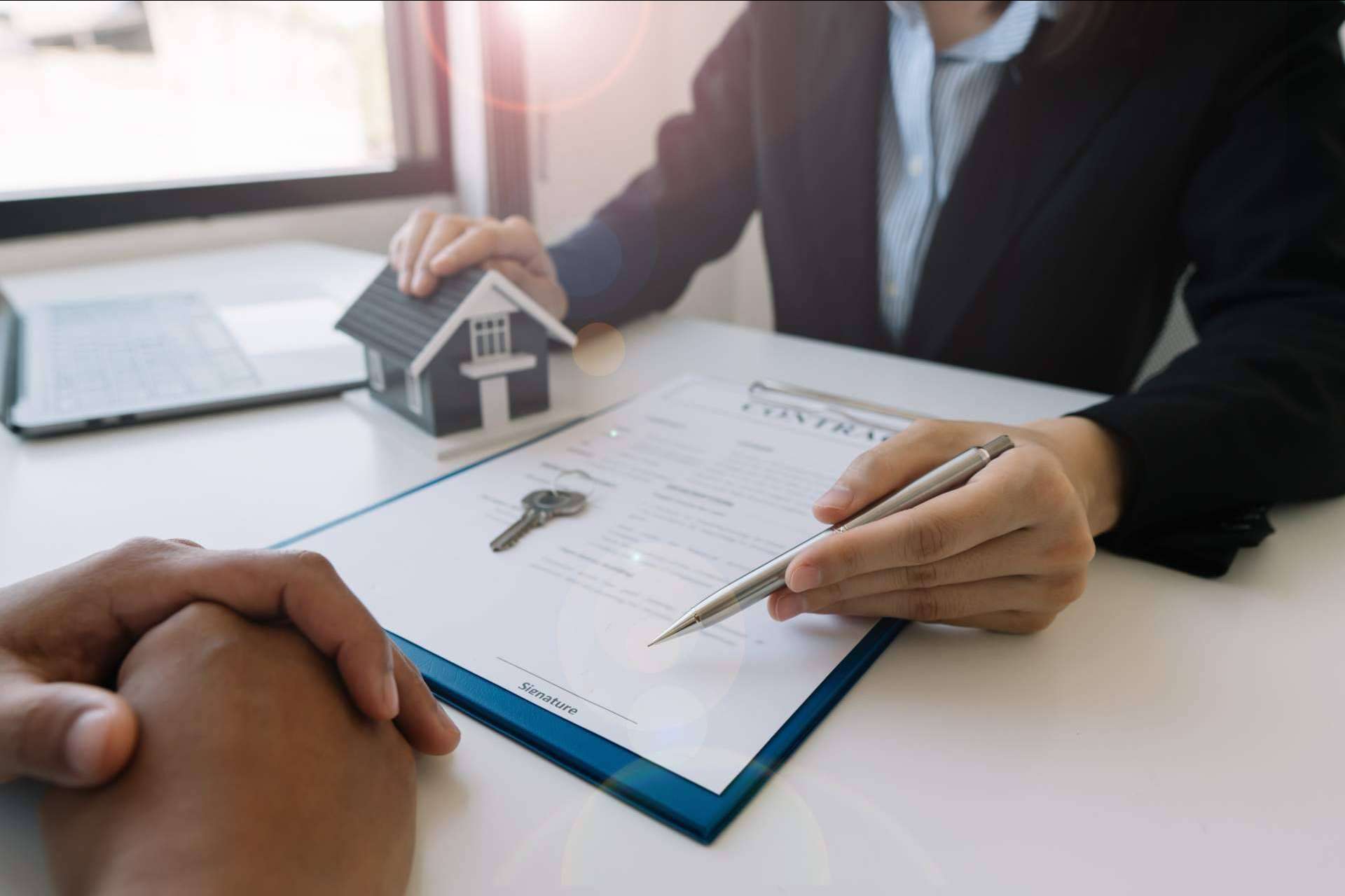 ¿Dónde encontrar un despacho de abogados en Alicante especializado en derecho inmobiliario? Carlos Baño León