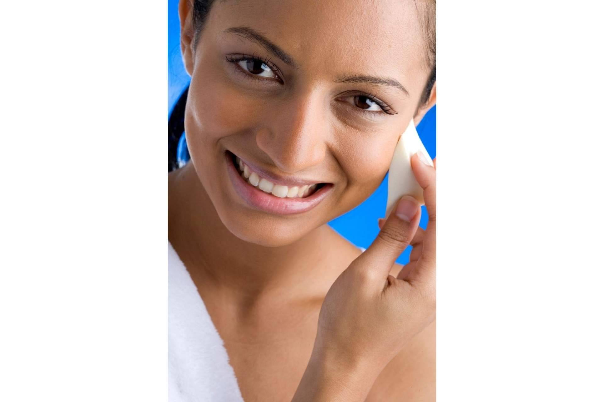 Conseguir un buen cuidado facial es posible con los diferentes tipos de agua de rosa que ofrece Cosmetics Tenerife