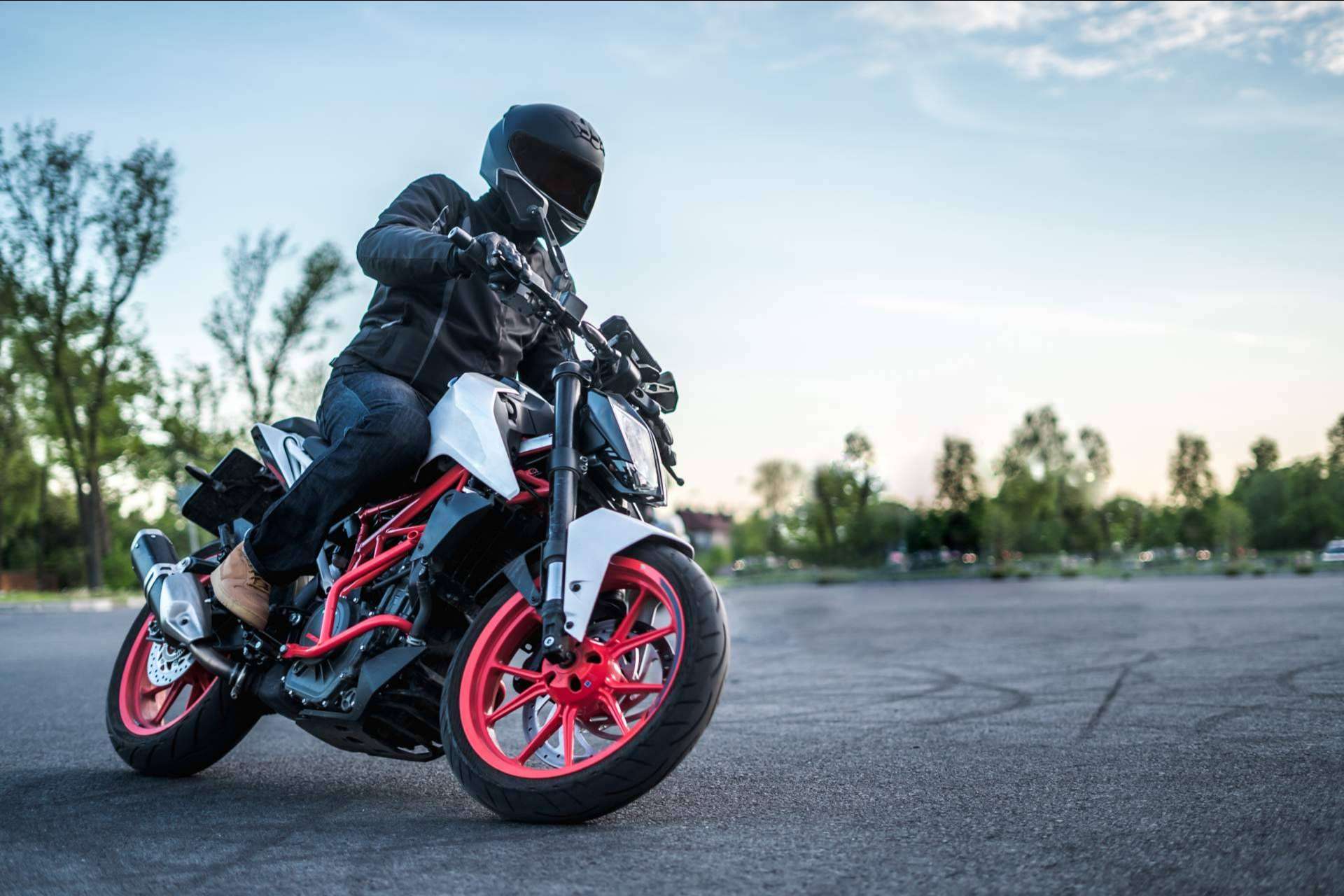 La mejor selección de marcas se encuentra en la mejor tienda de ropa de moto y accesorios