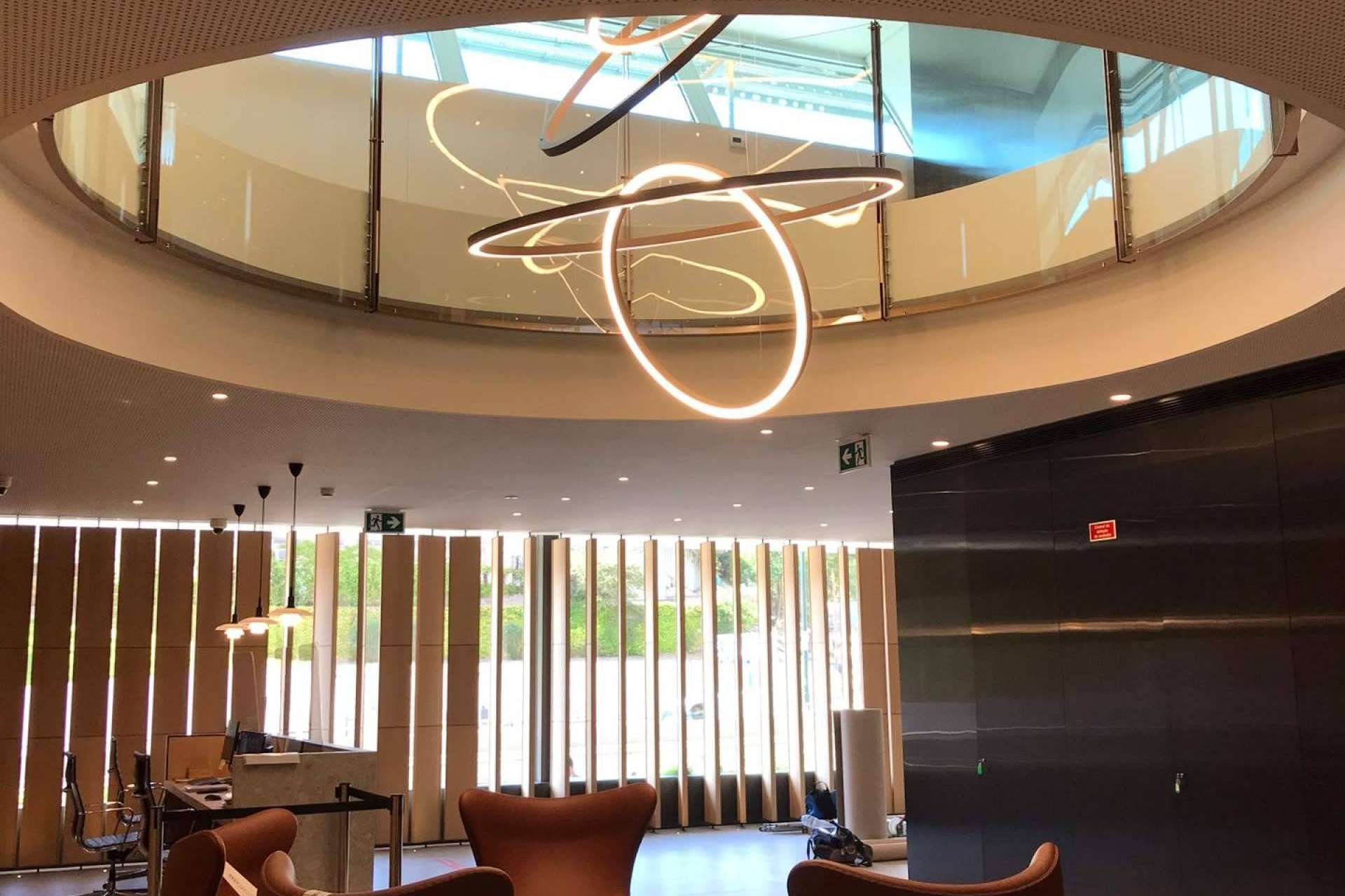 La lámpara circular se ha convertido en el clásico de INSOLIT como recurso para iluminar un espacio