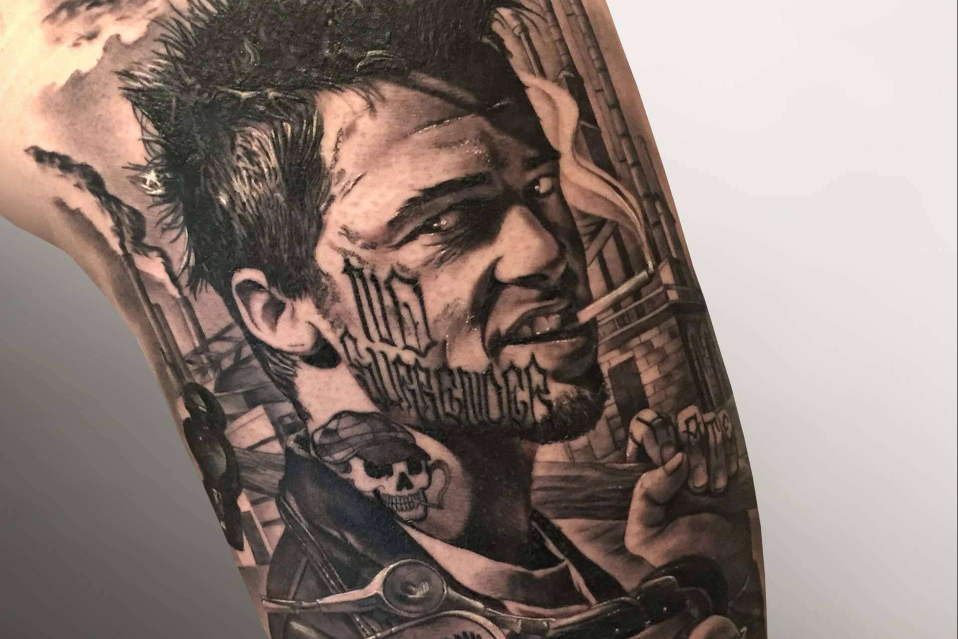 Carlos Fabra es el propietario y artista principal del estudio CosaFina Tattoo