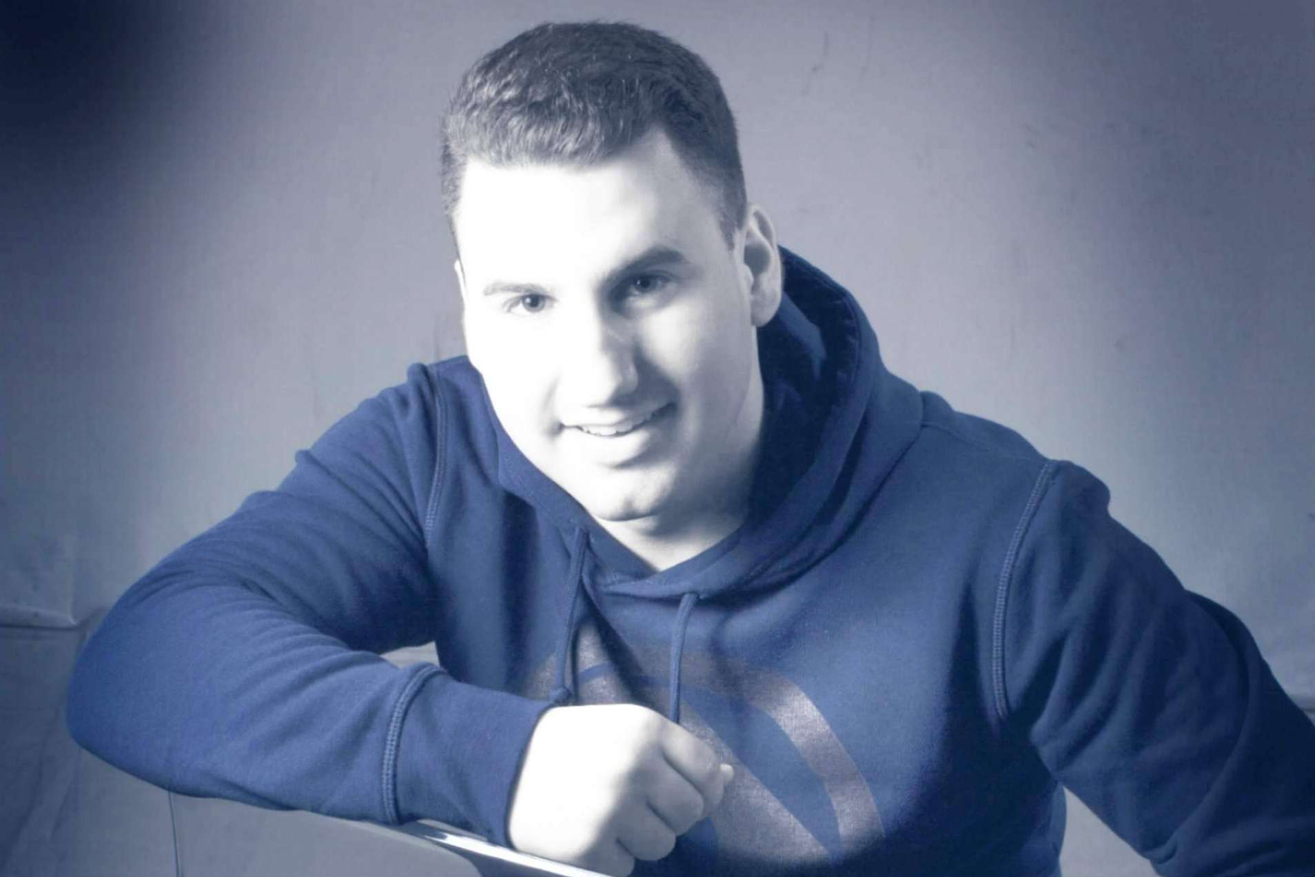 DJ Oscar con su música electrónica ha llegado a miles de personas