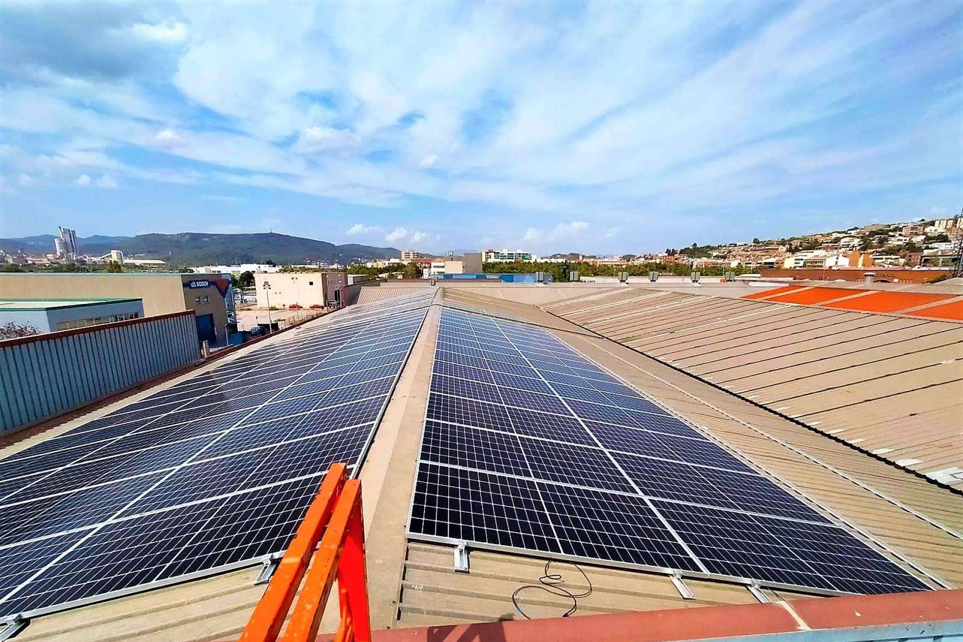 Para particulares y empresas, Energiber realiza instalaciones de autoconsumo solar y contribuye a la eficiencia energética