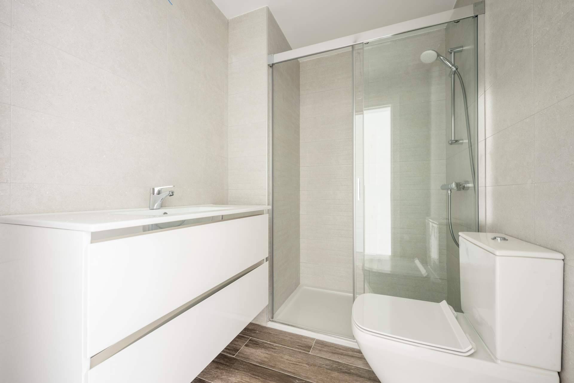Ventajas de tener un plato de ducha frente a una bañera, por Balnearian