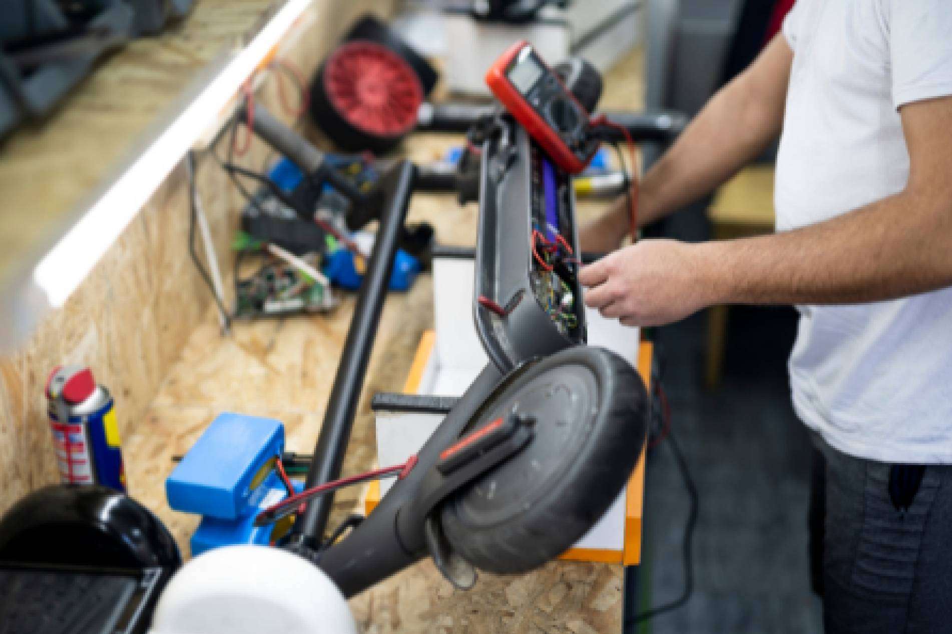 Taller de reparación de patinetes eléctricos HTO Urban Mobility en Madrid