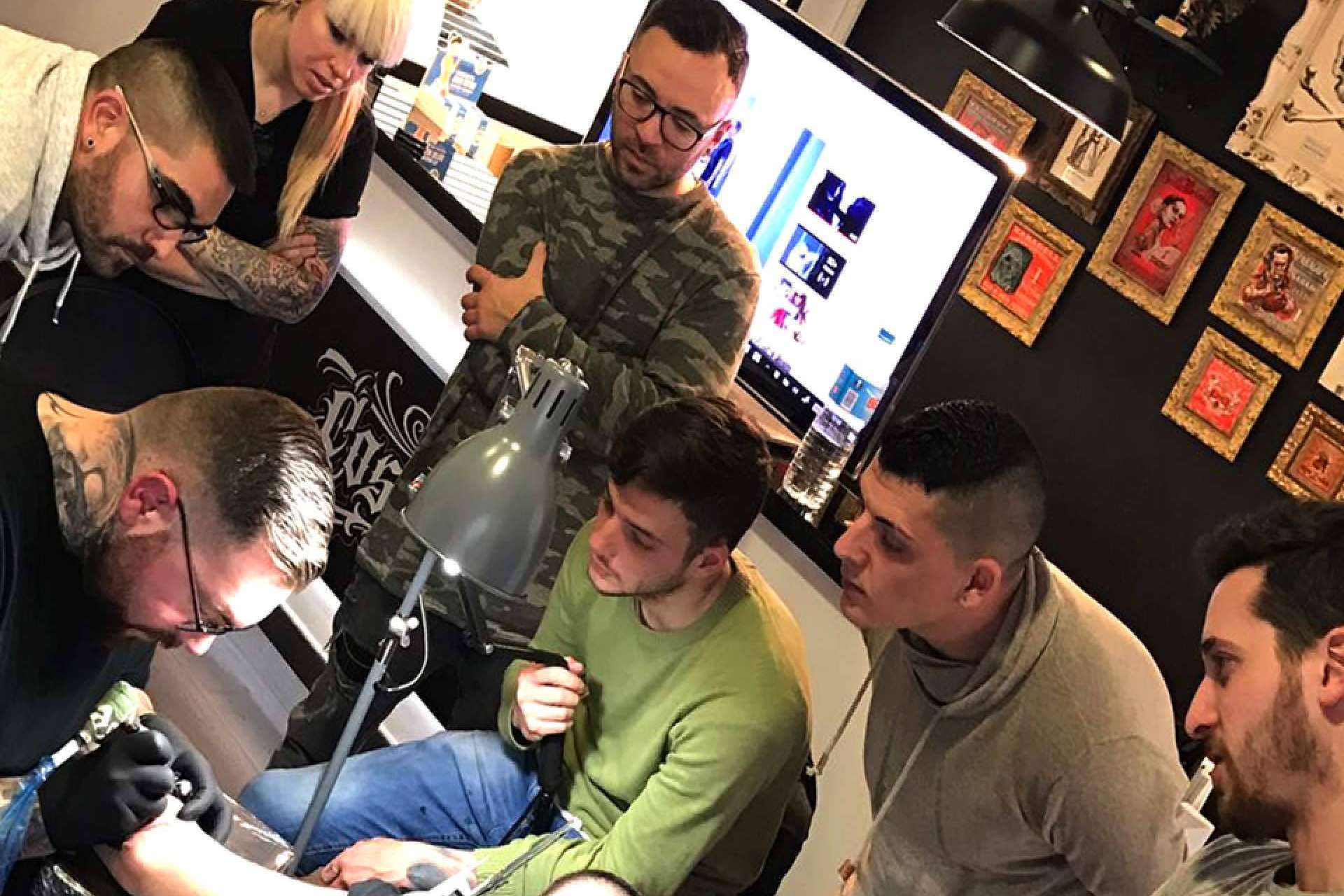 Carlos Fabra imparte seminarios a artistas para mejorar las habilidades de tatuaje