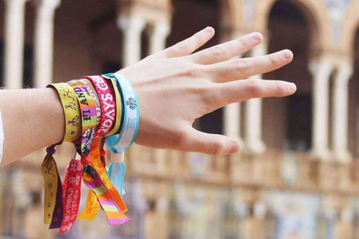 Recaudación de fondos a través de pulseras de tela personalizadas, la apuesta de las asociaciones y ONG