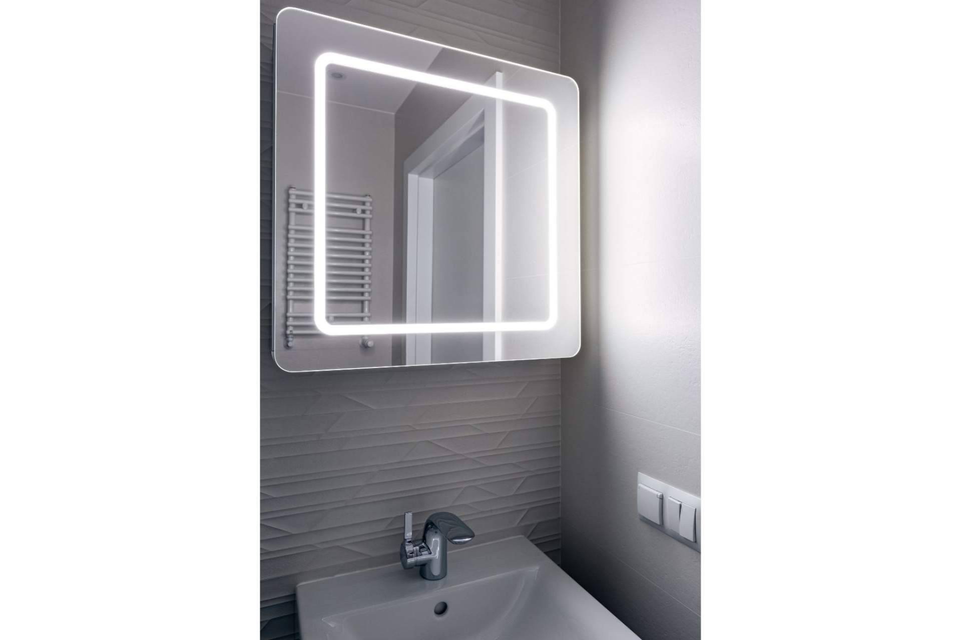 Combinar los espejos de baño con led con los muebles de baño Balnearian