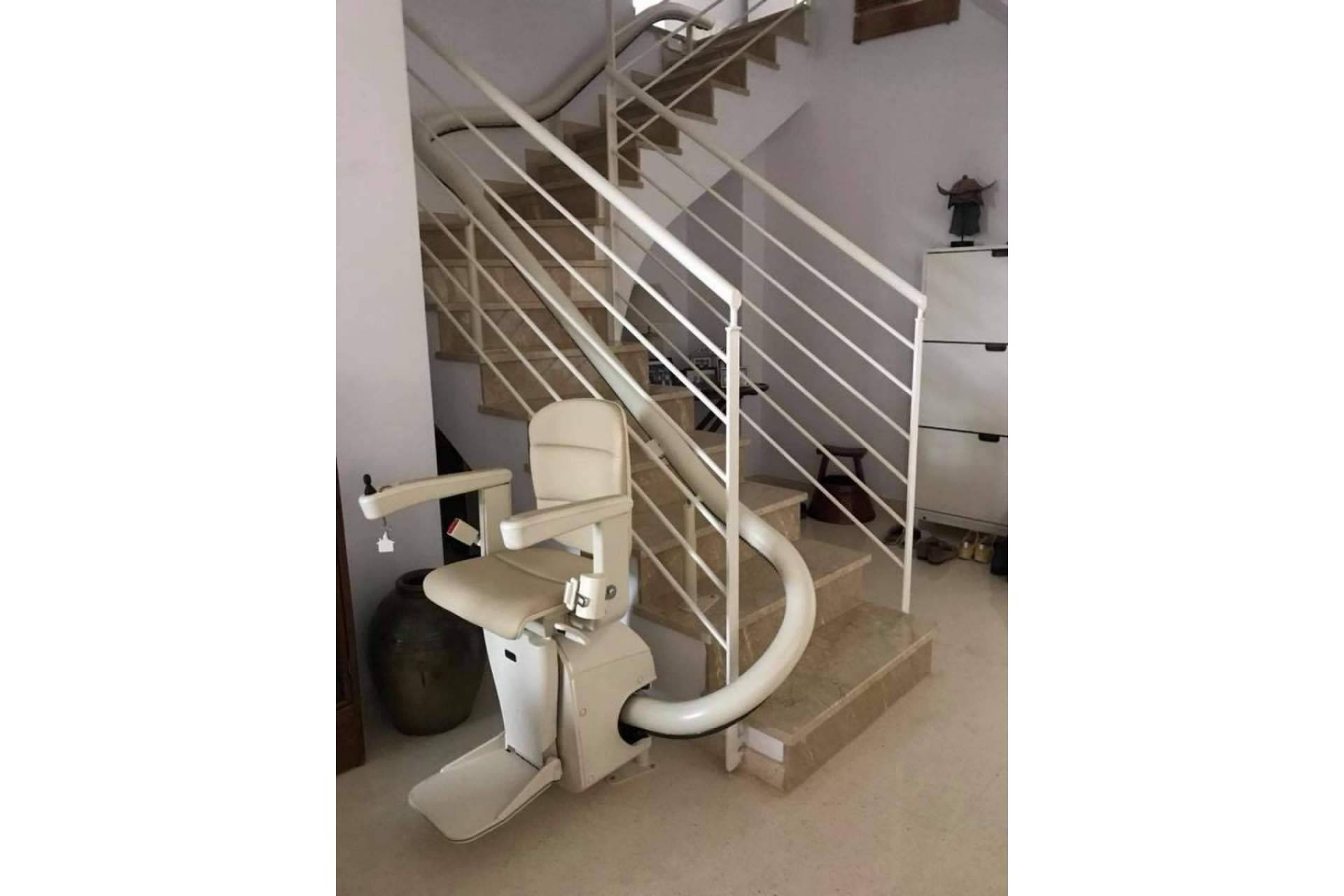 Salvaescaleras Valencia® es una empresa de referencia en venta e instalación de sillas salvaescaleras, plataformas salvaescaleras y elevadores