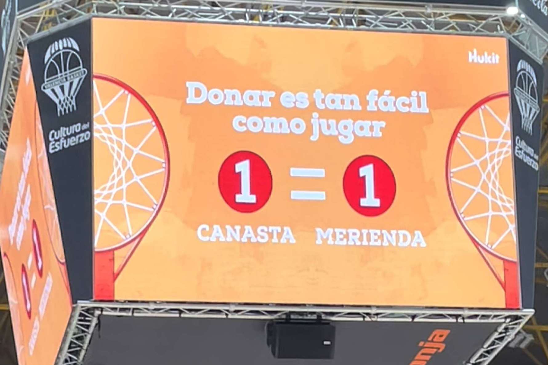 La agencia realiza una activación en colaboración con Valencia Basket y Casa Caridad