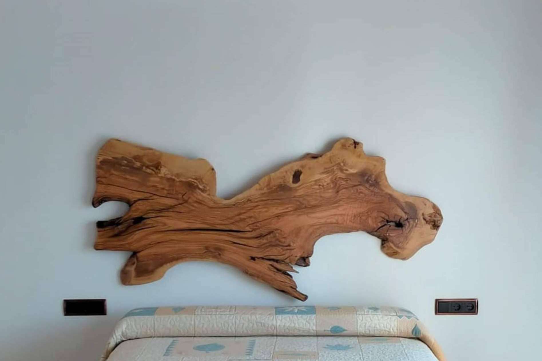 Los cabeceros de madera natural de olivo que ofrece Encimeras de Olivo
