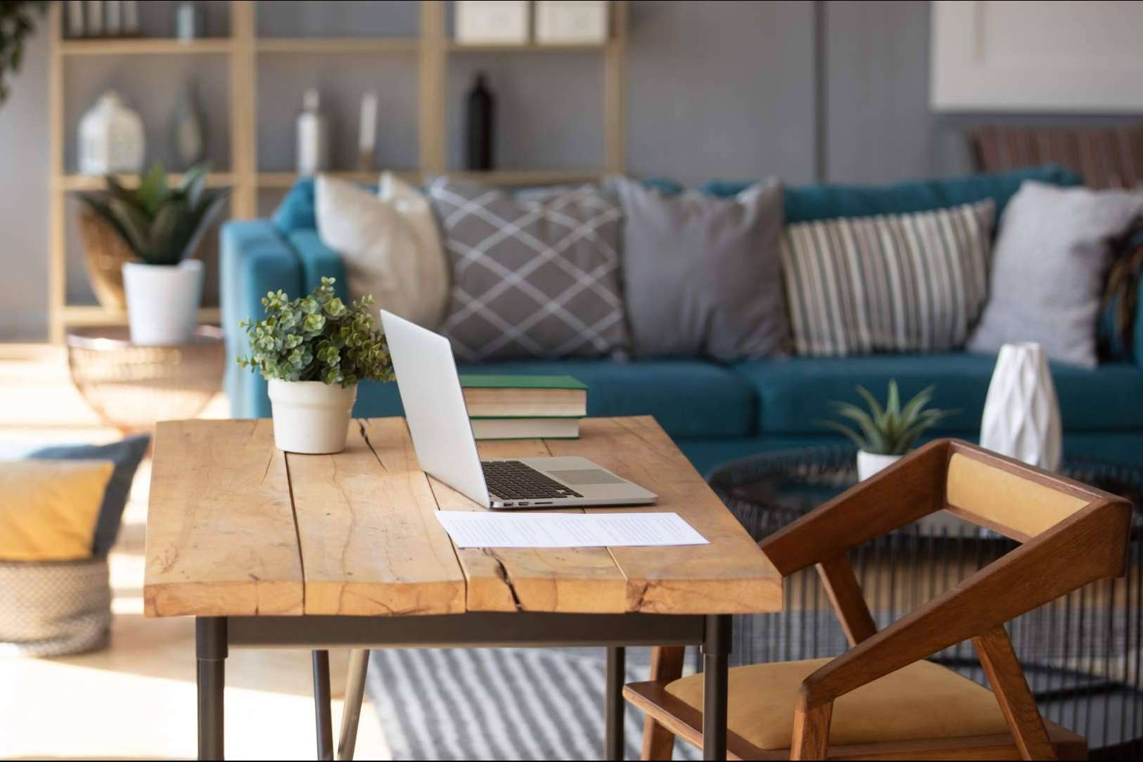 Sillas y escritorios necesarios para acondicionar un espacio ideal para el teletrabajo