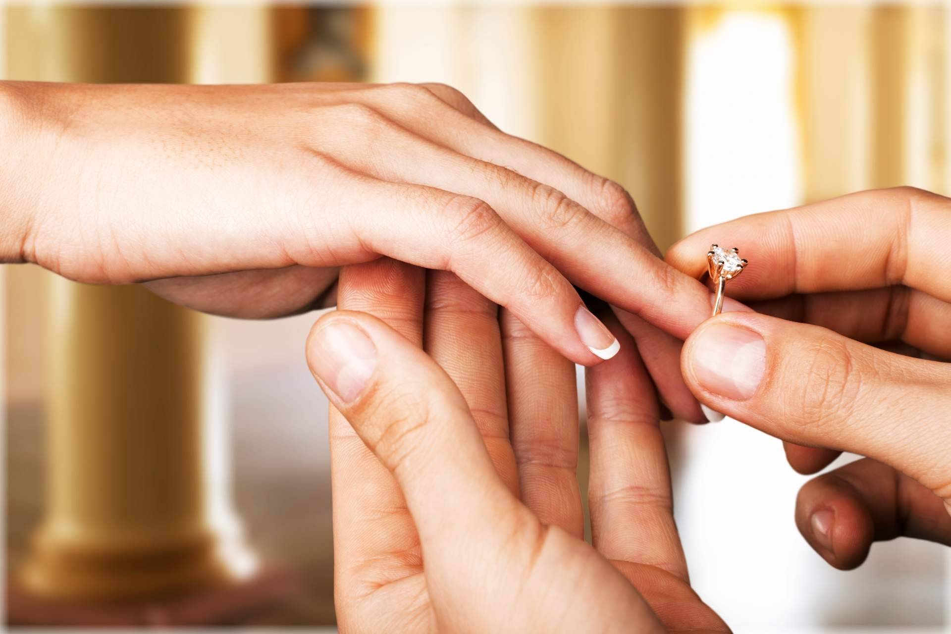 Sellar el amor con un anillo de El Rubí Joyeros se convierte en un pacto brillante