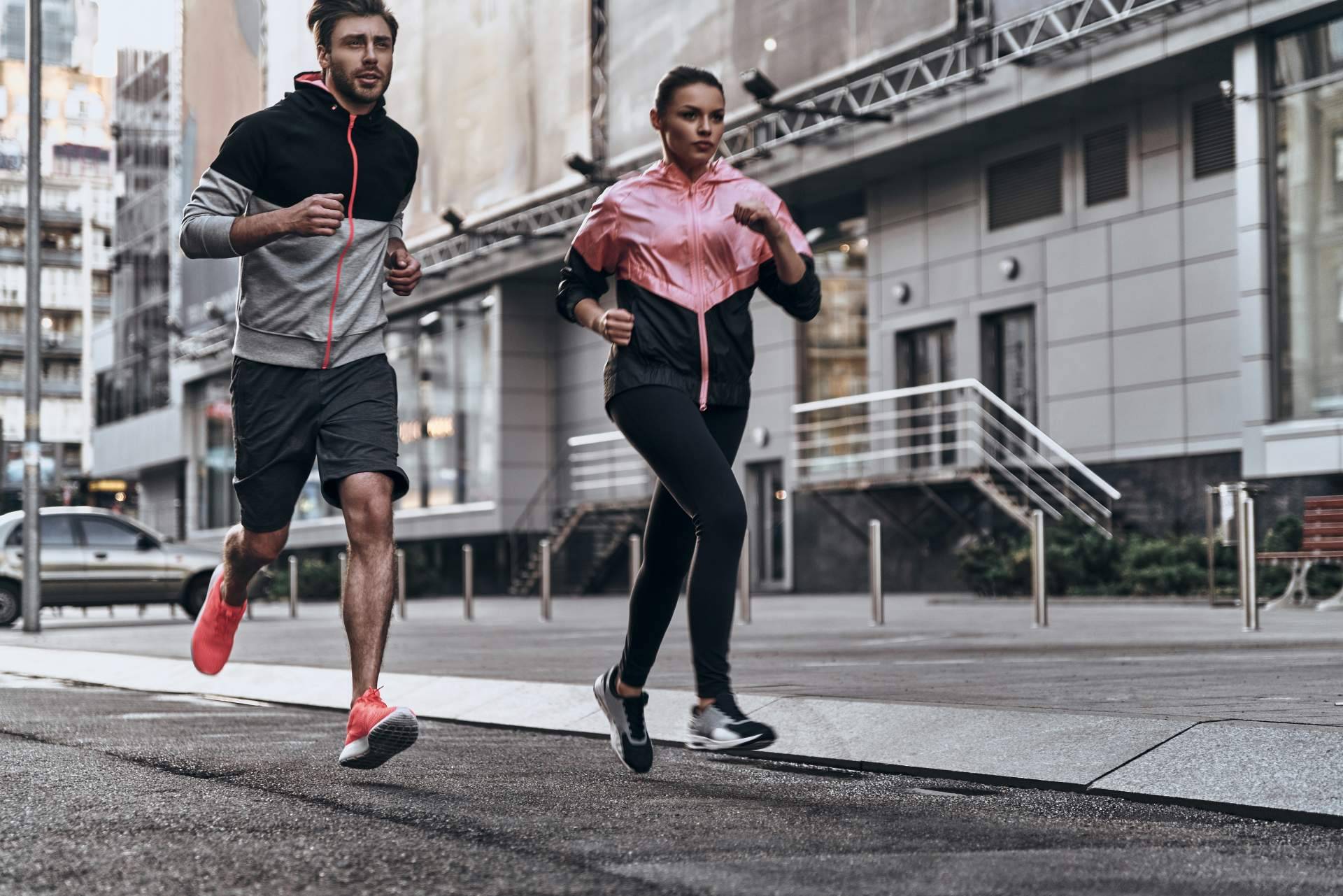 Grandes ofertas en zapatillas de deporte y ropa deportiva en SuperChollos