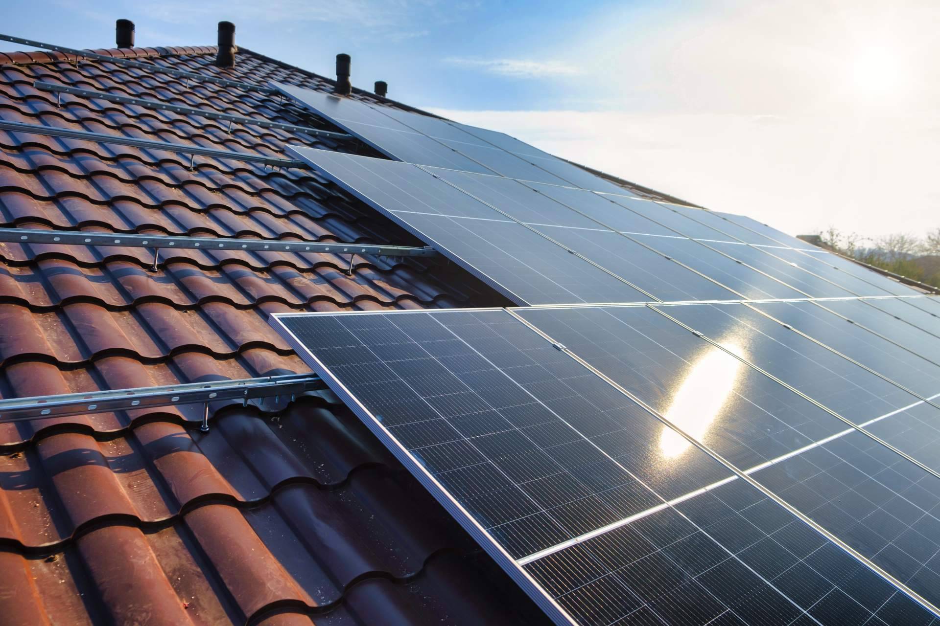 Instalación de placas solares fotovoltaicas para particulares con Clima y Aerotermia