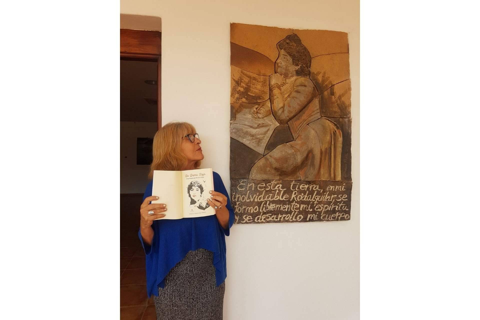 El ensayo biográfico de Carmen de Burgos se titula 'La dama roja' y está escrito por Ángela Sánchez Pérez