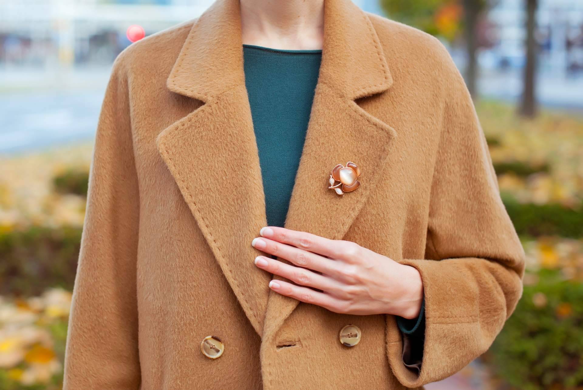 Los broches de lujo de la empresa Aldabón Luxury hacen que el look de quien los luce sea único