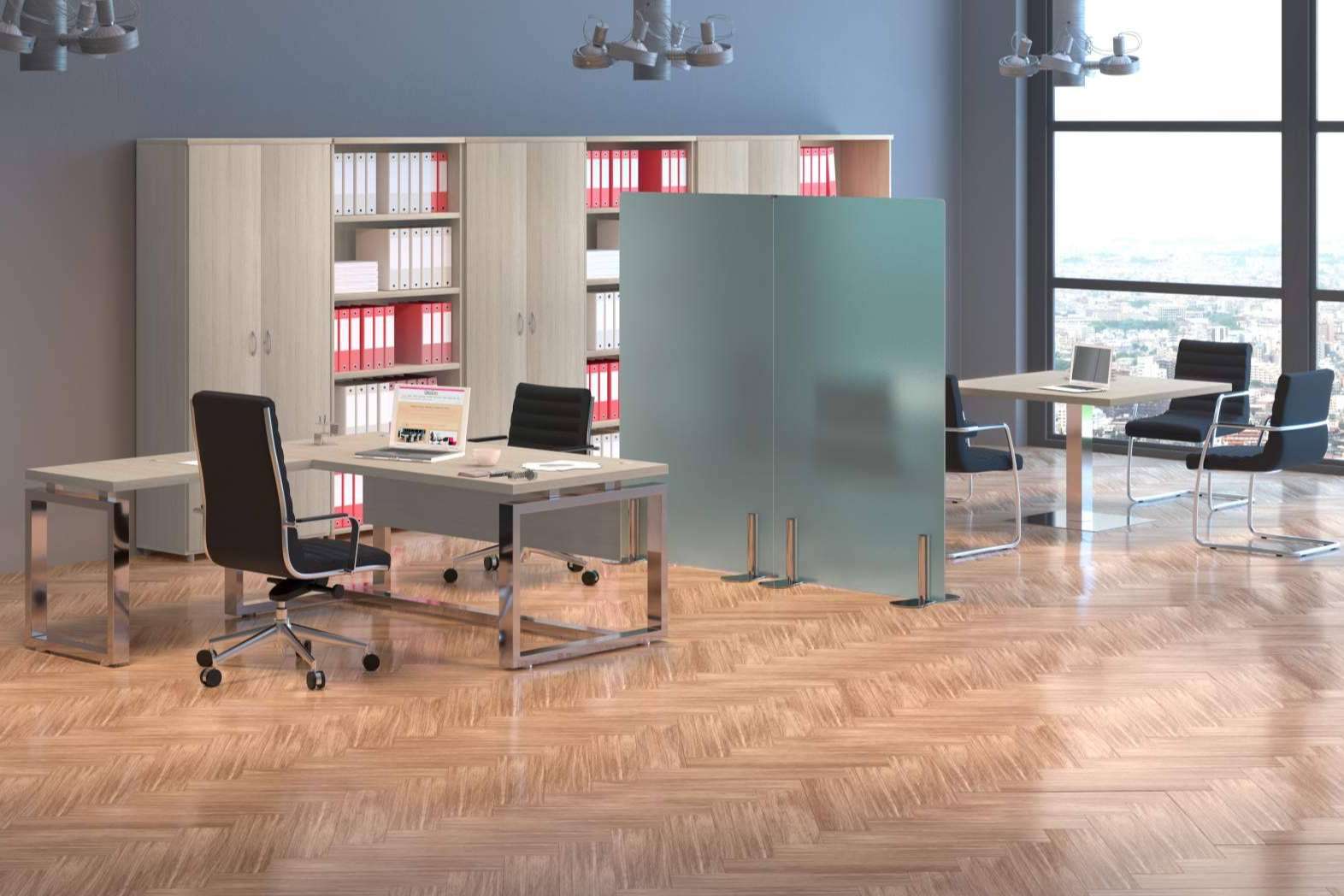 Uso de biombos modulares para la separación de espacios de trabajo en oficinas
