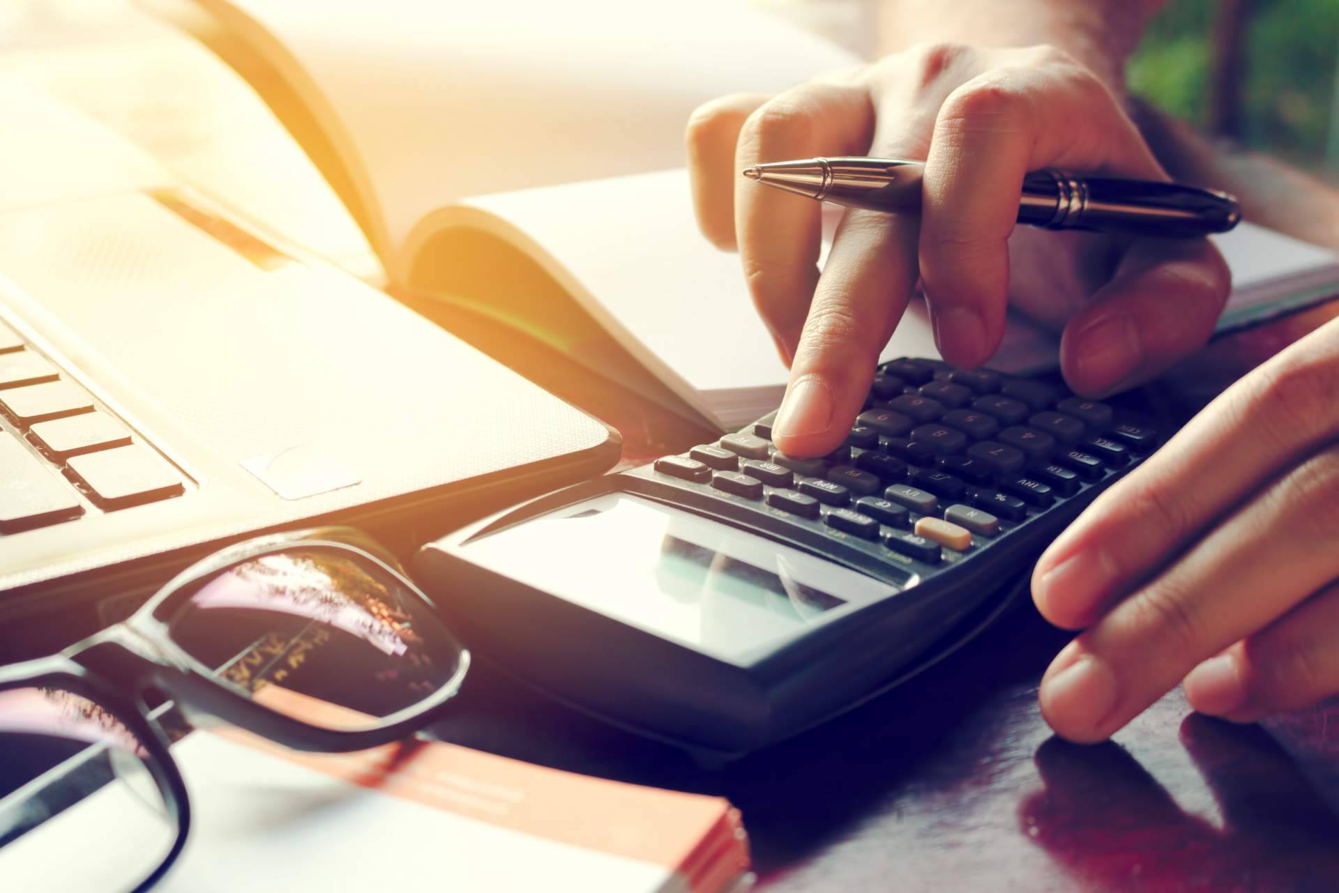 Cobrar facturas impagadas o reclamar cobro, con los servicios de Cobratis