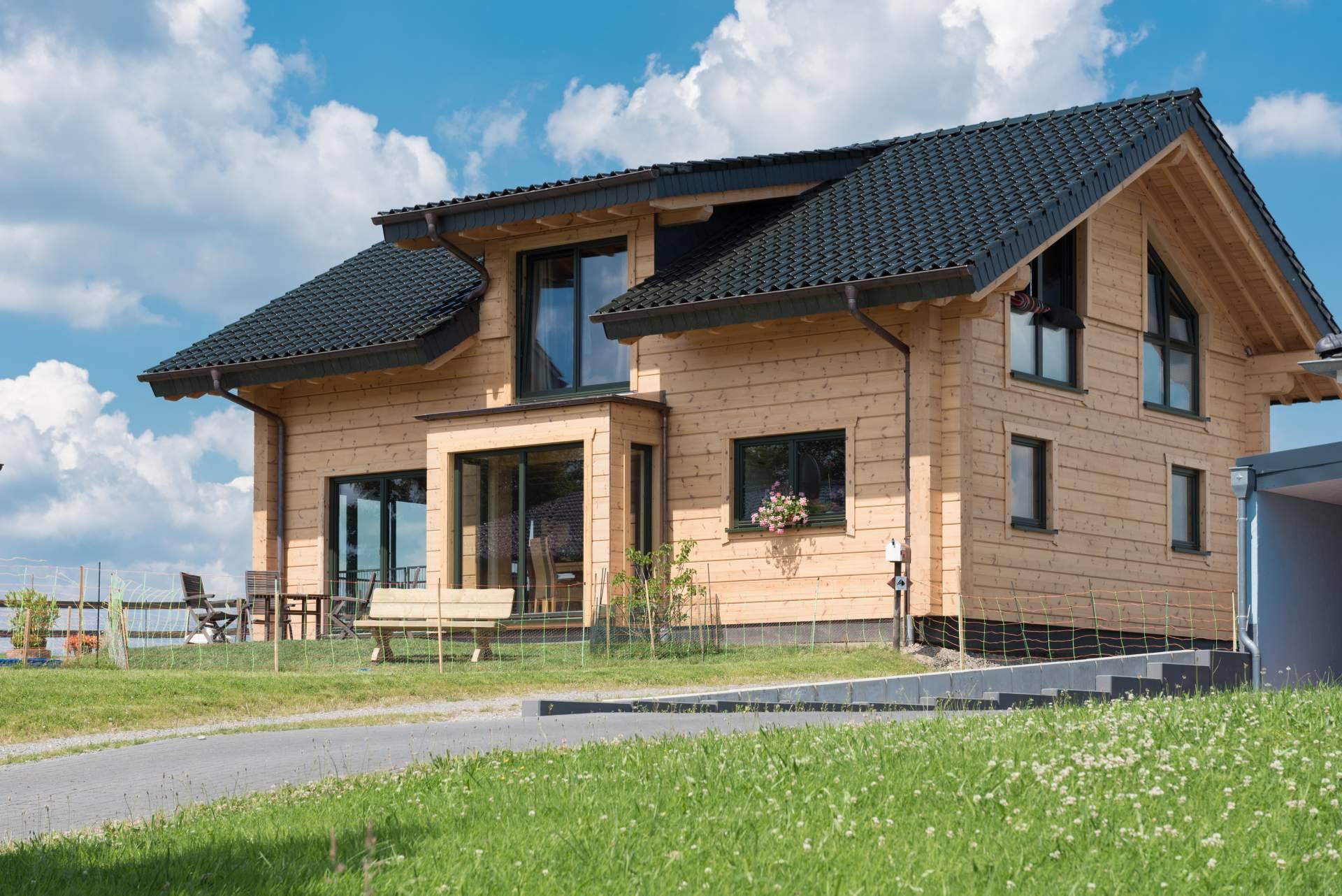Delmader construye casas de madera, porches y pérgolas, entre otros, en todo el país