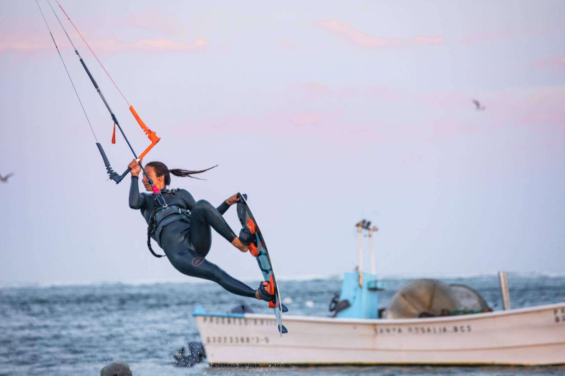 A cualquier edad es fácil iniciarse en el kitesurf en Mallorca