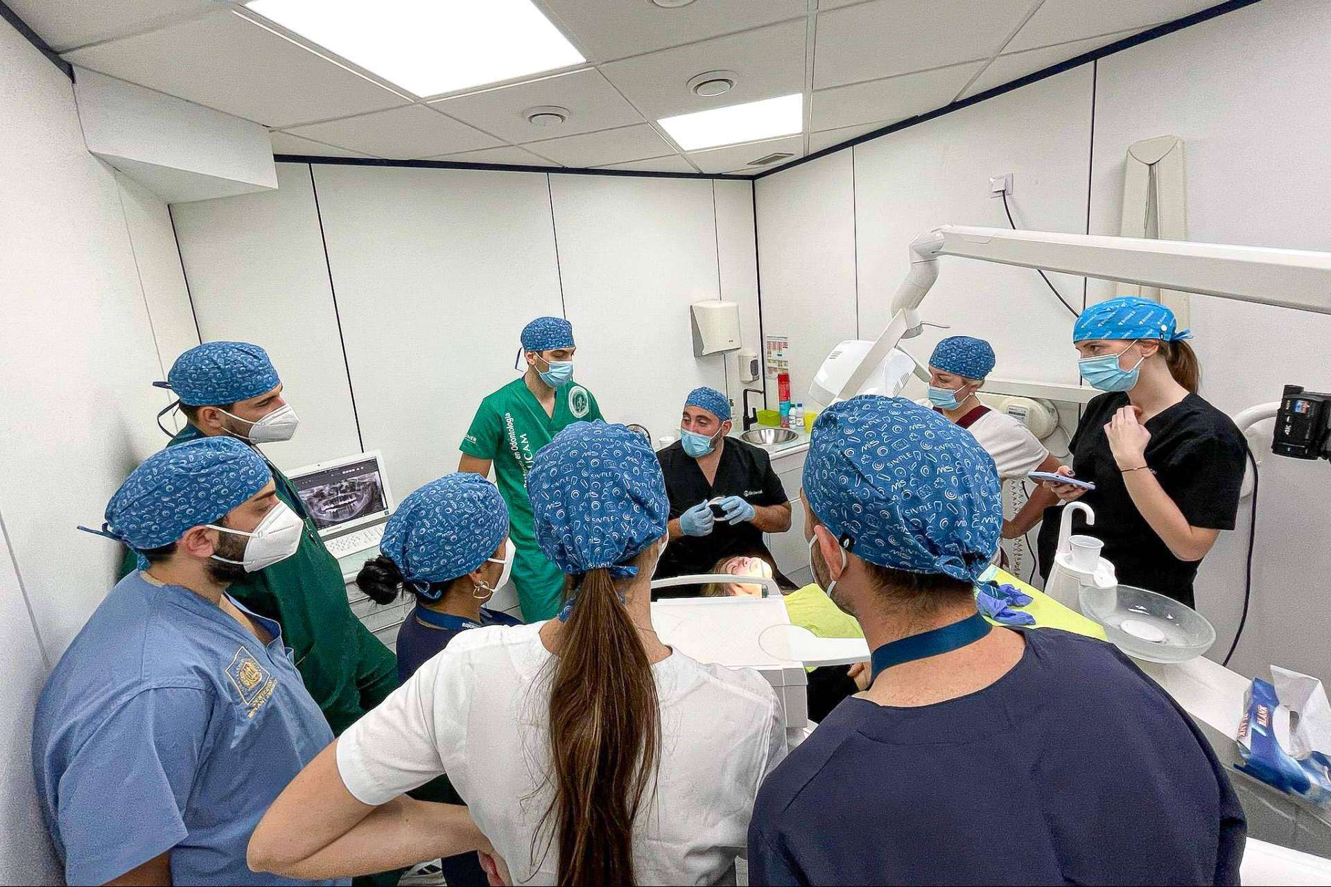 ¿Qué ofrece una Formación en Implantología de Postgrado en Odontología?