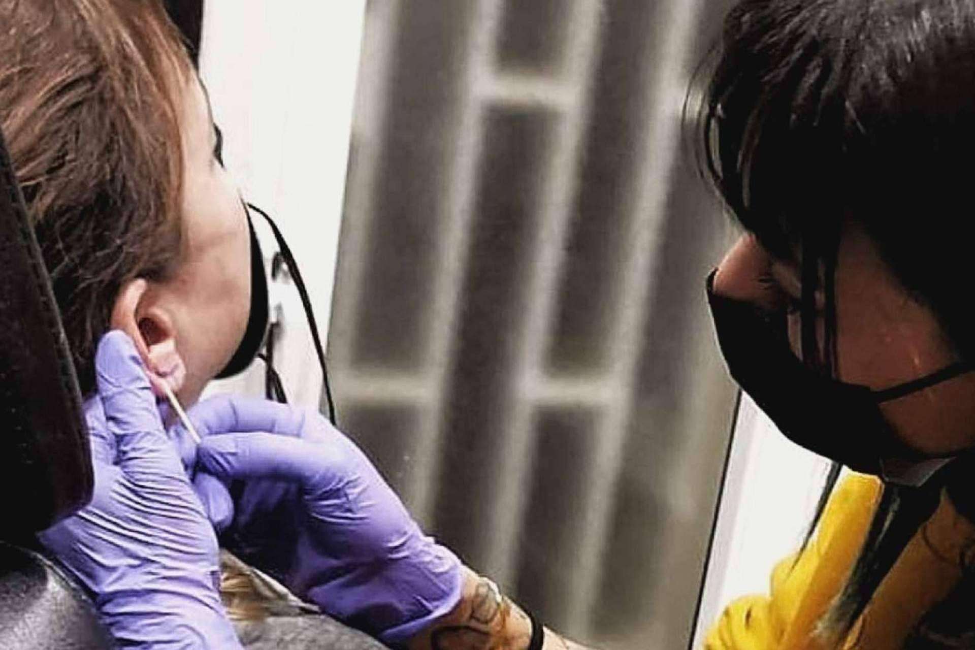 Steel of Doom expone las razones por las que no deben hacerse piercings con pistola