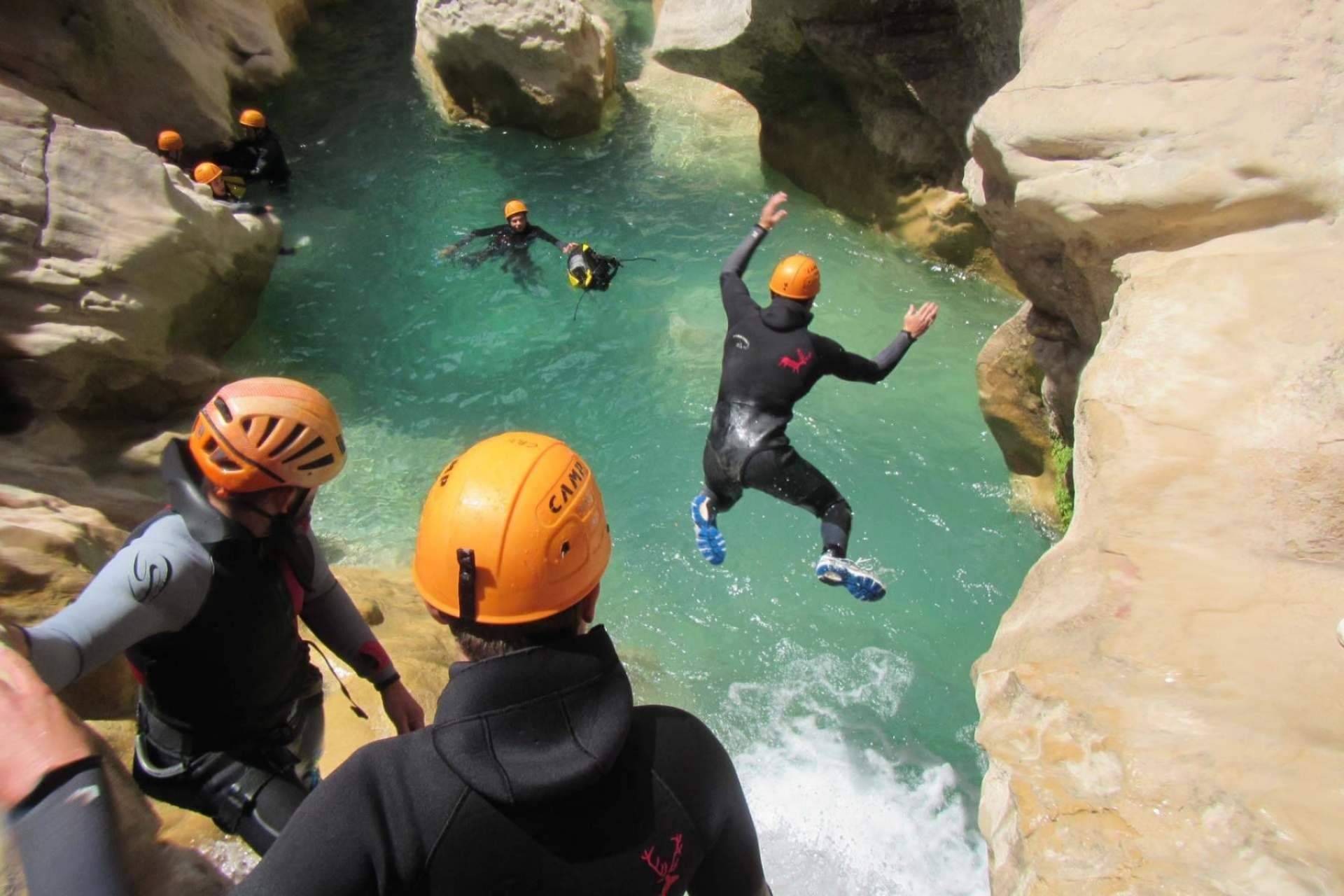 Vía ferrata y barranquismo en Huesca con Rumbo Aventura, deportes de aventura para todos los públicos