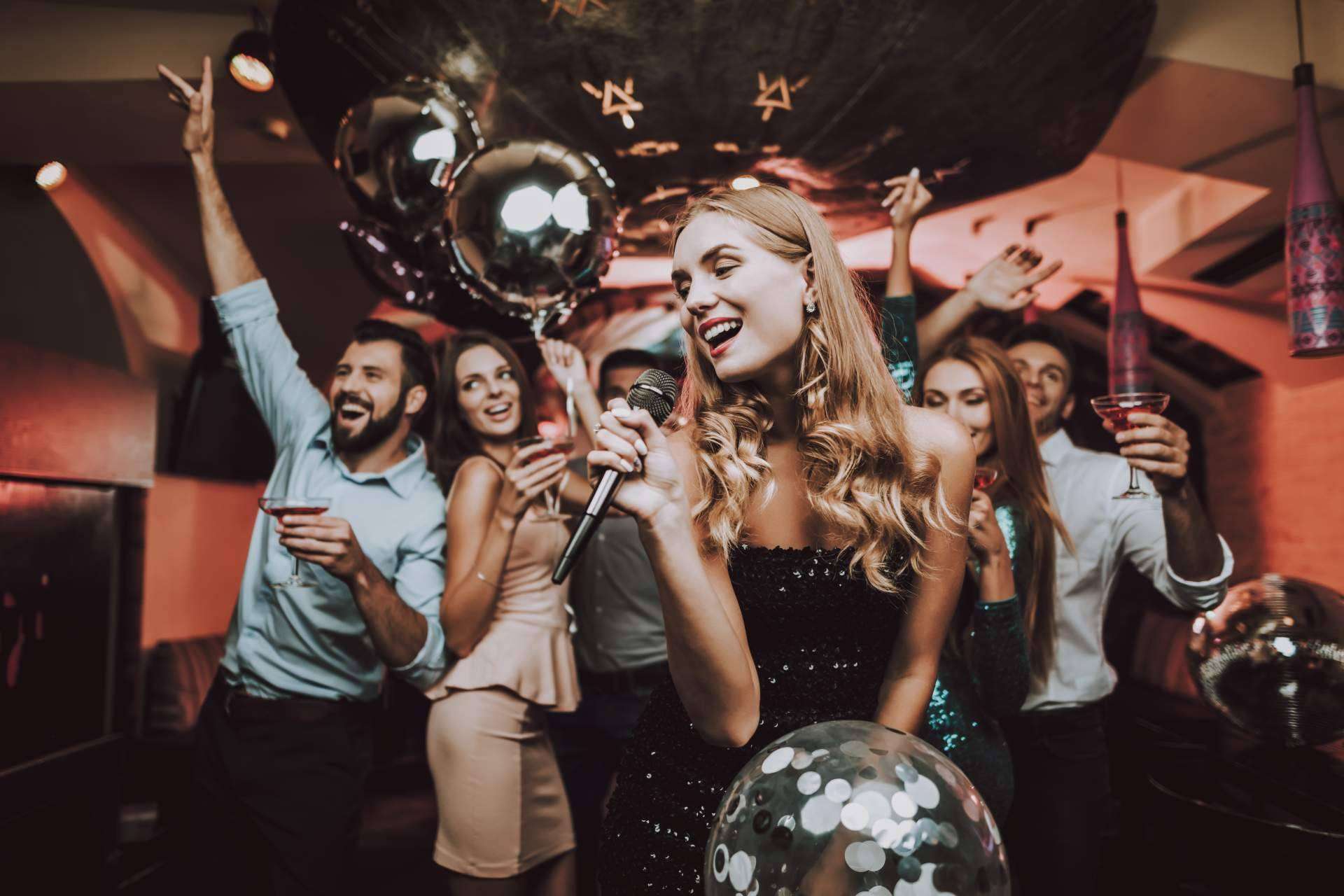 Una de las señas del equipo de Karaoke Katakana Madrid es que cuenta con más de 30 años de experiencia en el sector ocio nocturno con karaoke