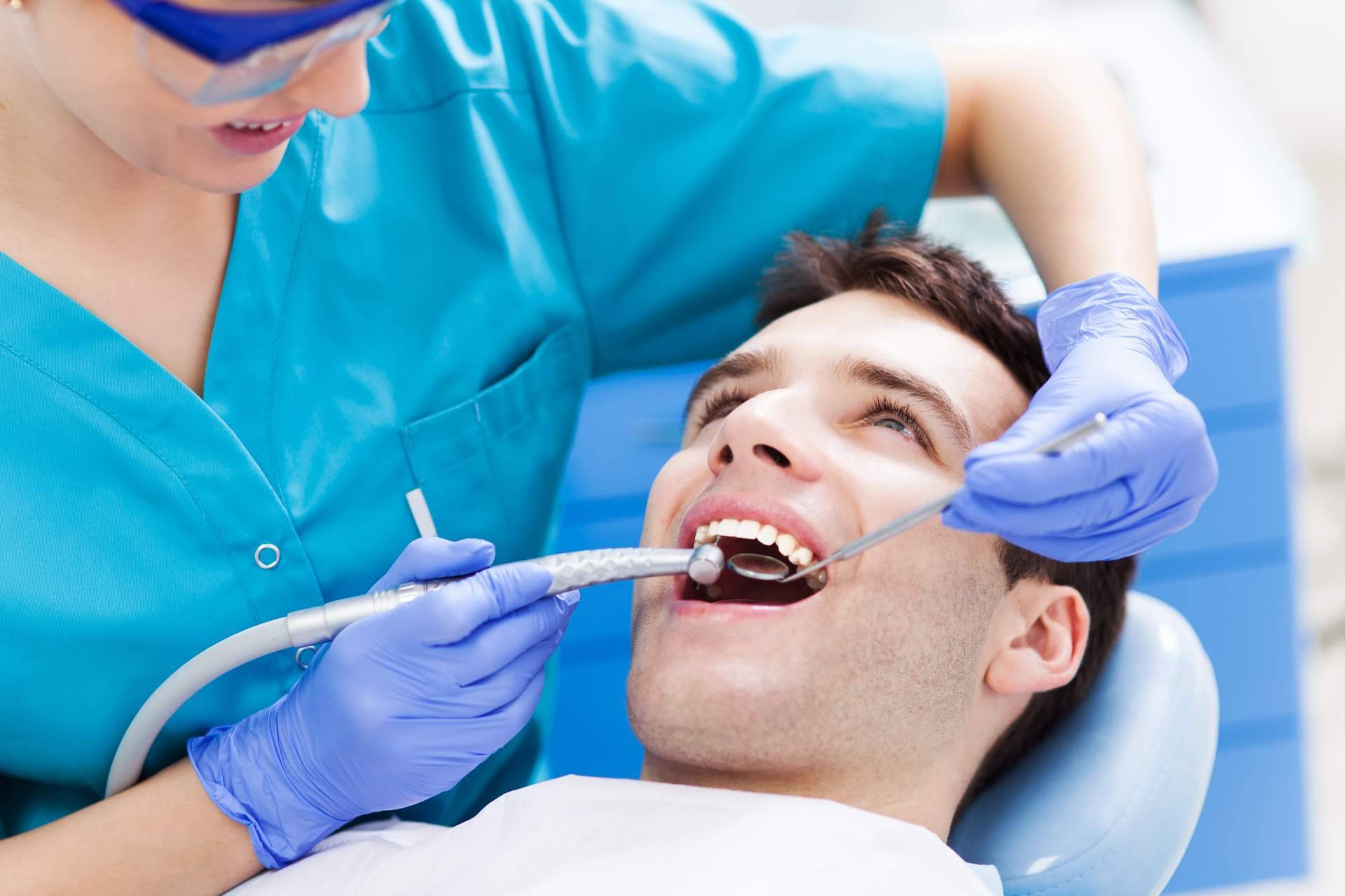 Clínica Dental Sonrisas ofrece ortodoncia Insignia, una técnica a medida para la dentadura de un paciente