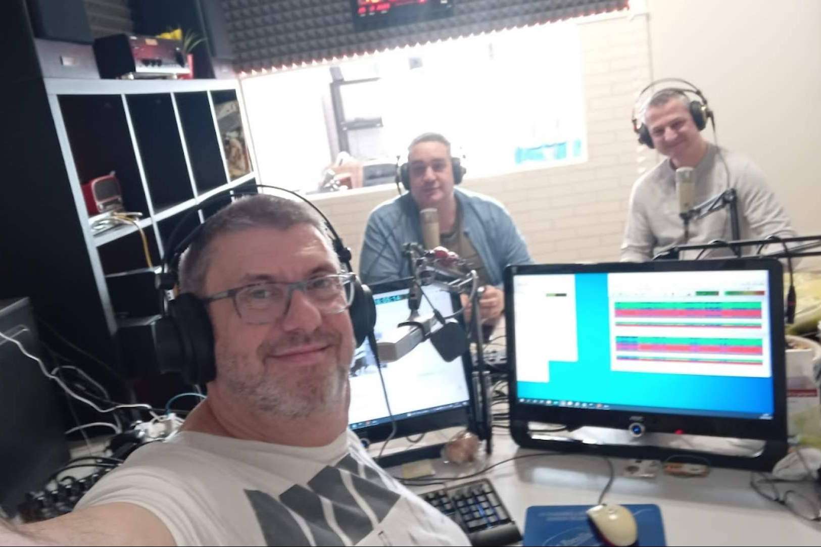 José Antonio Aguilera presenta el programa de radio Café Con Radio