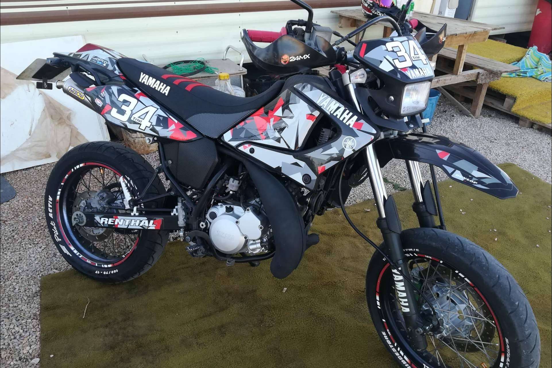 ADHESIVOSEMBARRADOS y su extenso catálogo de vinilos para moto personalizados