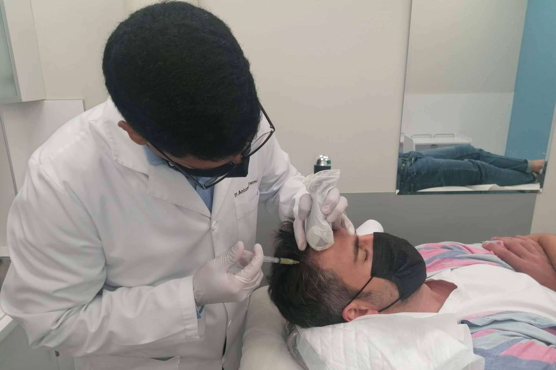 Microcapilar Hair Clinic ofrece tratamientos de microinjerto capilar en Madrid, de la mano del Dr. Antonio Fernández Brito