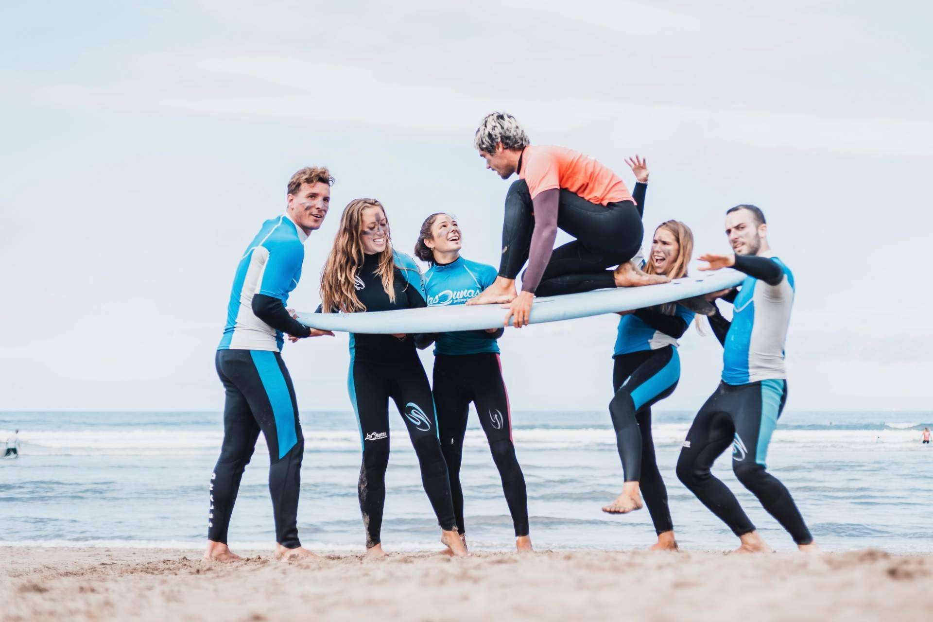 Los campamentos de surf están de moda entre los más jóvenes